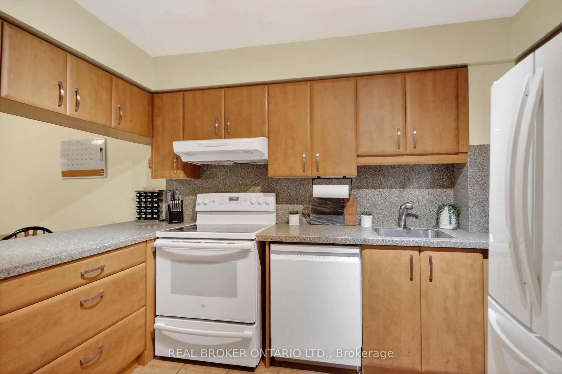 Photo 6 of 418 Briston Private, Ottawa, Hunt Club Park — HOMEH