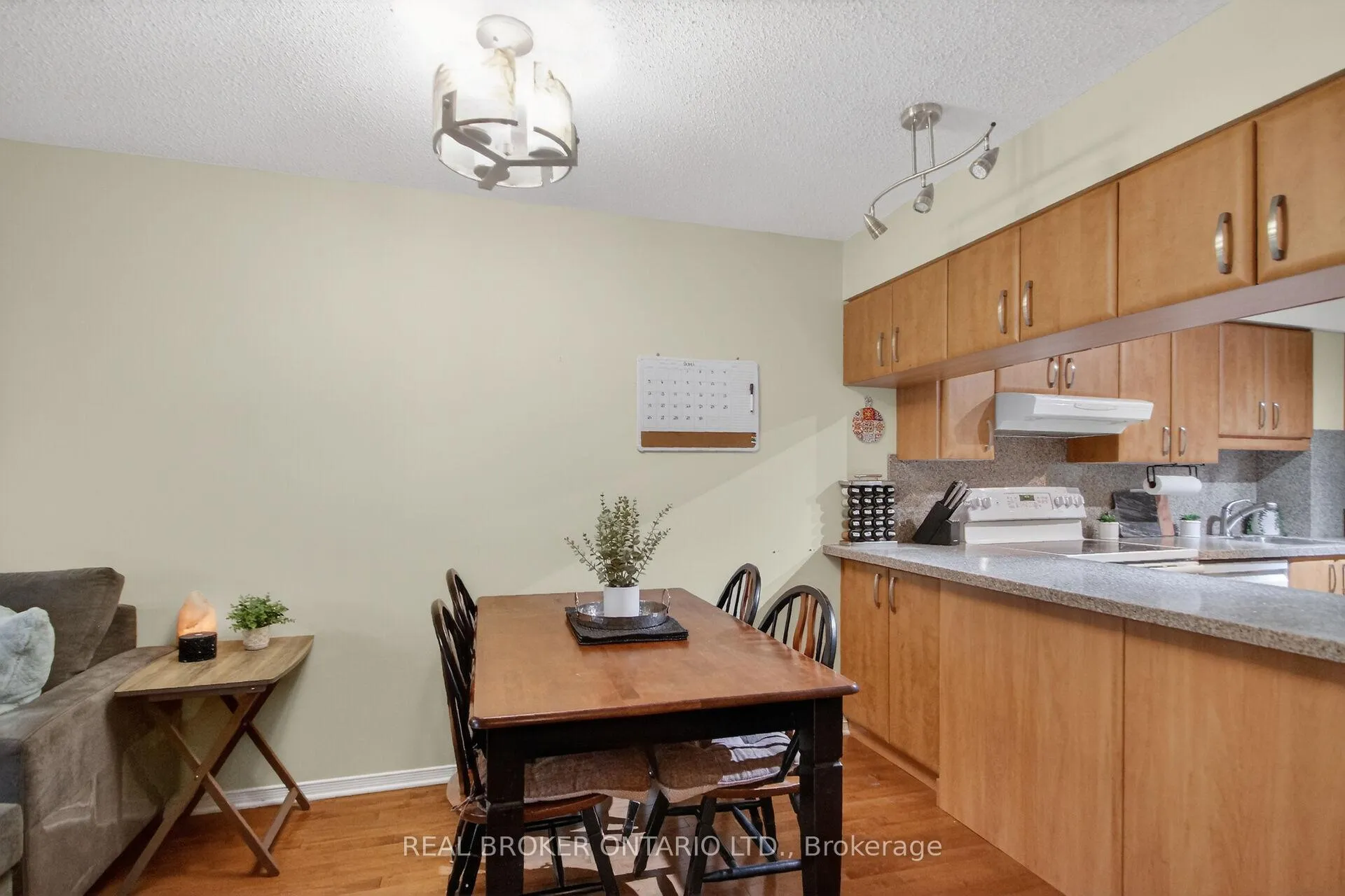 Photo 11 of 418 Briston Private, Ottawa, Hunt Club Park — HOMEH