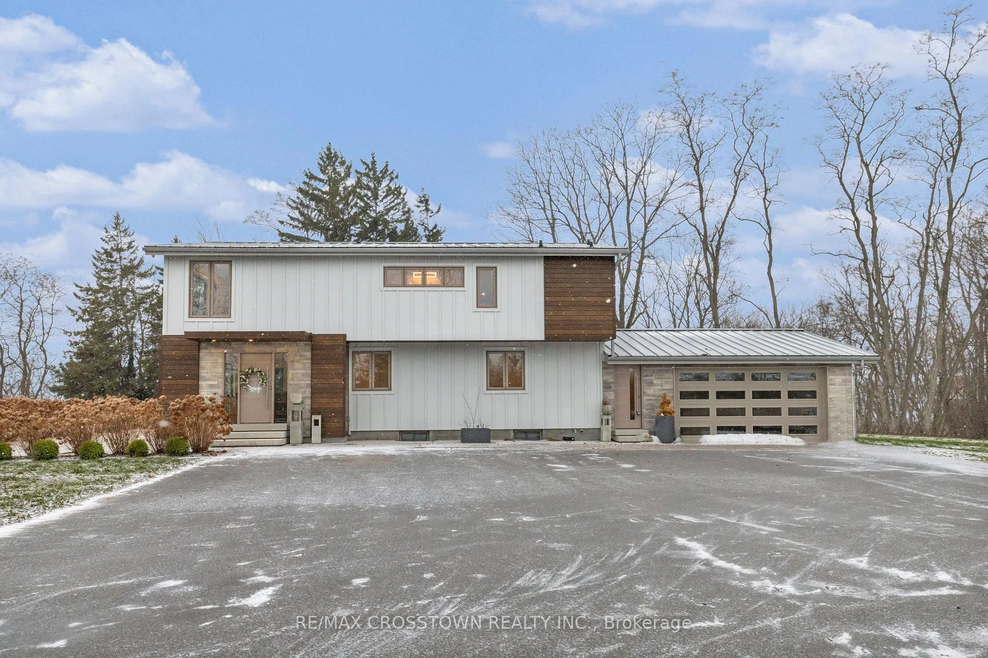 Front of 434 Front Road