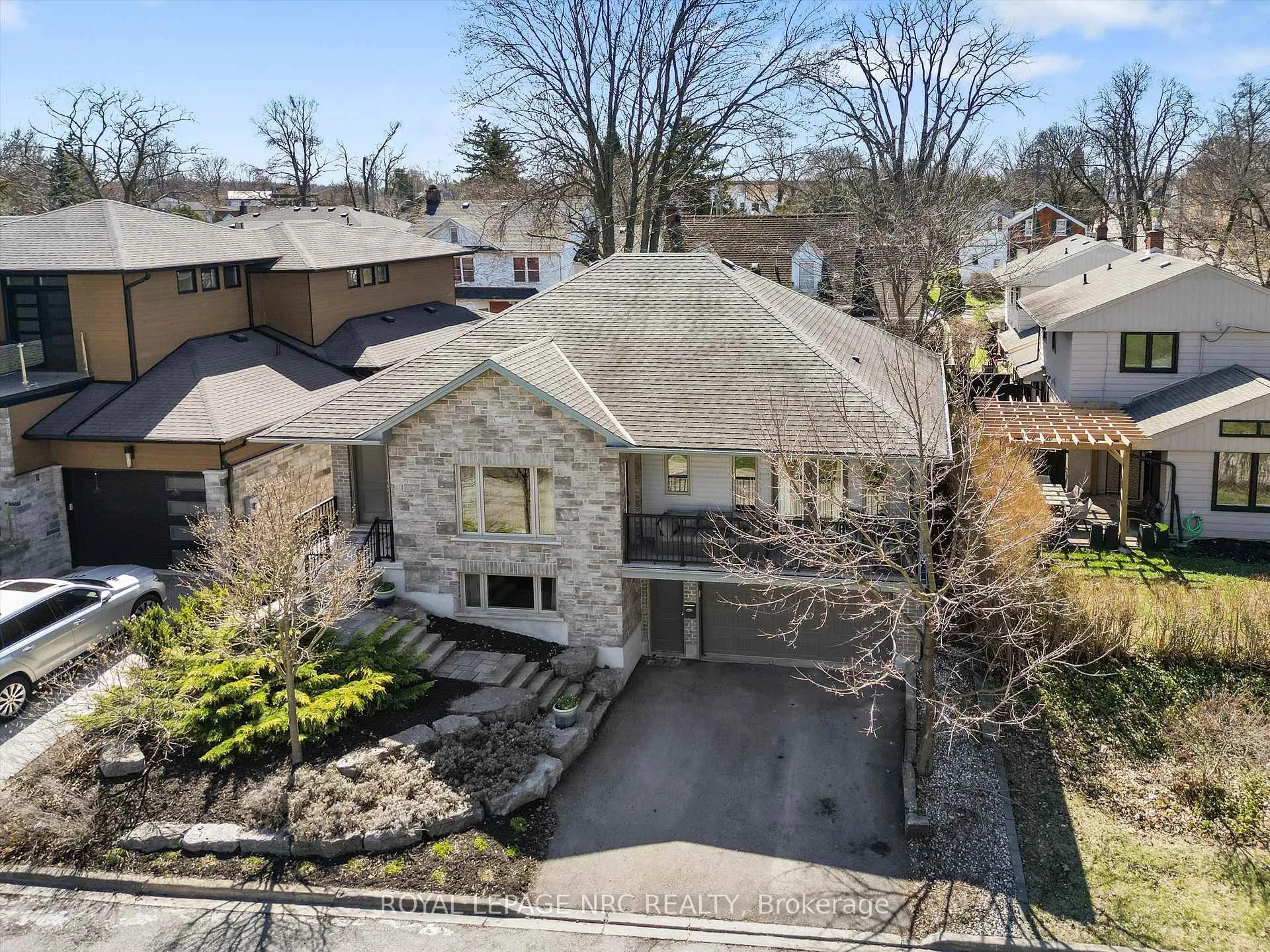 Photo 3 of 4 Rodman Hall Drive, St. Catharines, Western Hill — HOMEH