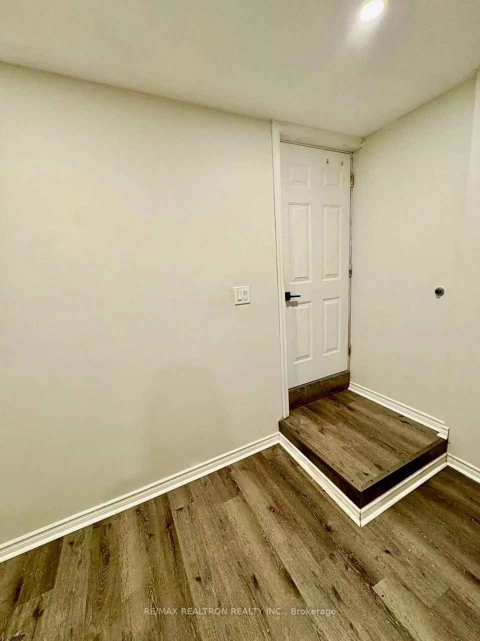 Photo 2 of 210 Old Yonge #Basement Street, Aurora, Aurora Village — HOMEH