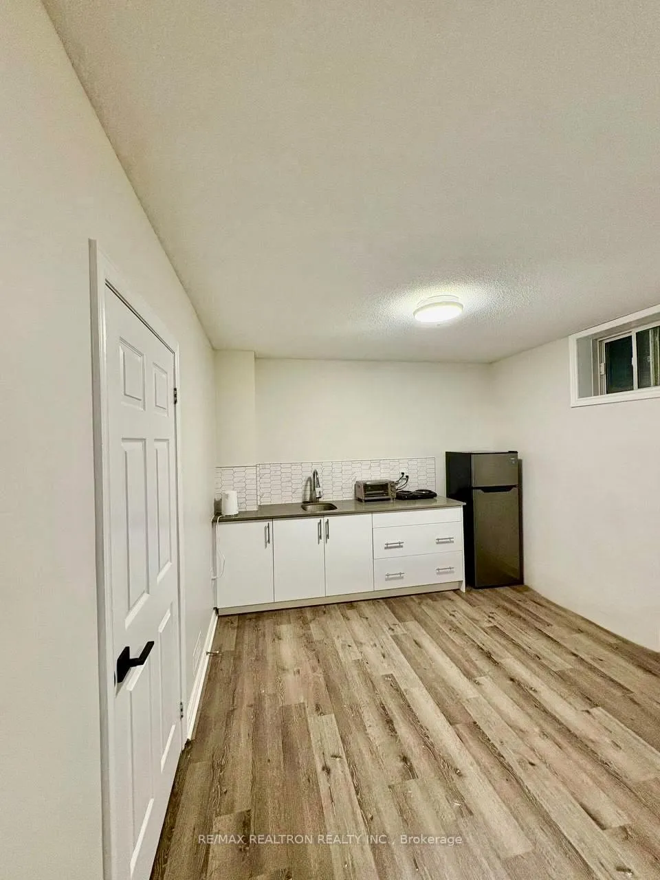 Photo 3 of 210 Old Yonge #Basement Street, Aurora, Aurora Village — HOMEH