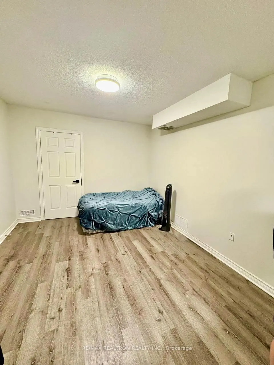 Photo 4 of 210 Old Yonge #Basement Street, Aurora, Aurora Village — HOMEH