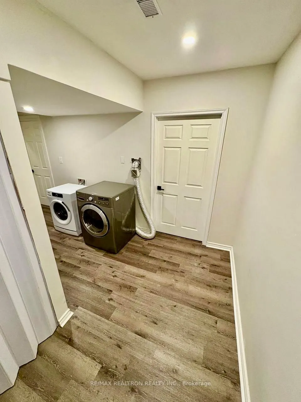 Photo 7 of 210 Old Yonge #Basement Street, Aurora, Aurora Village — HOMEH