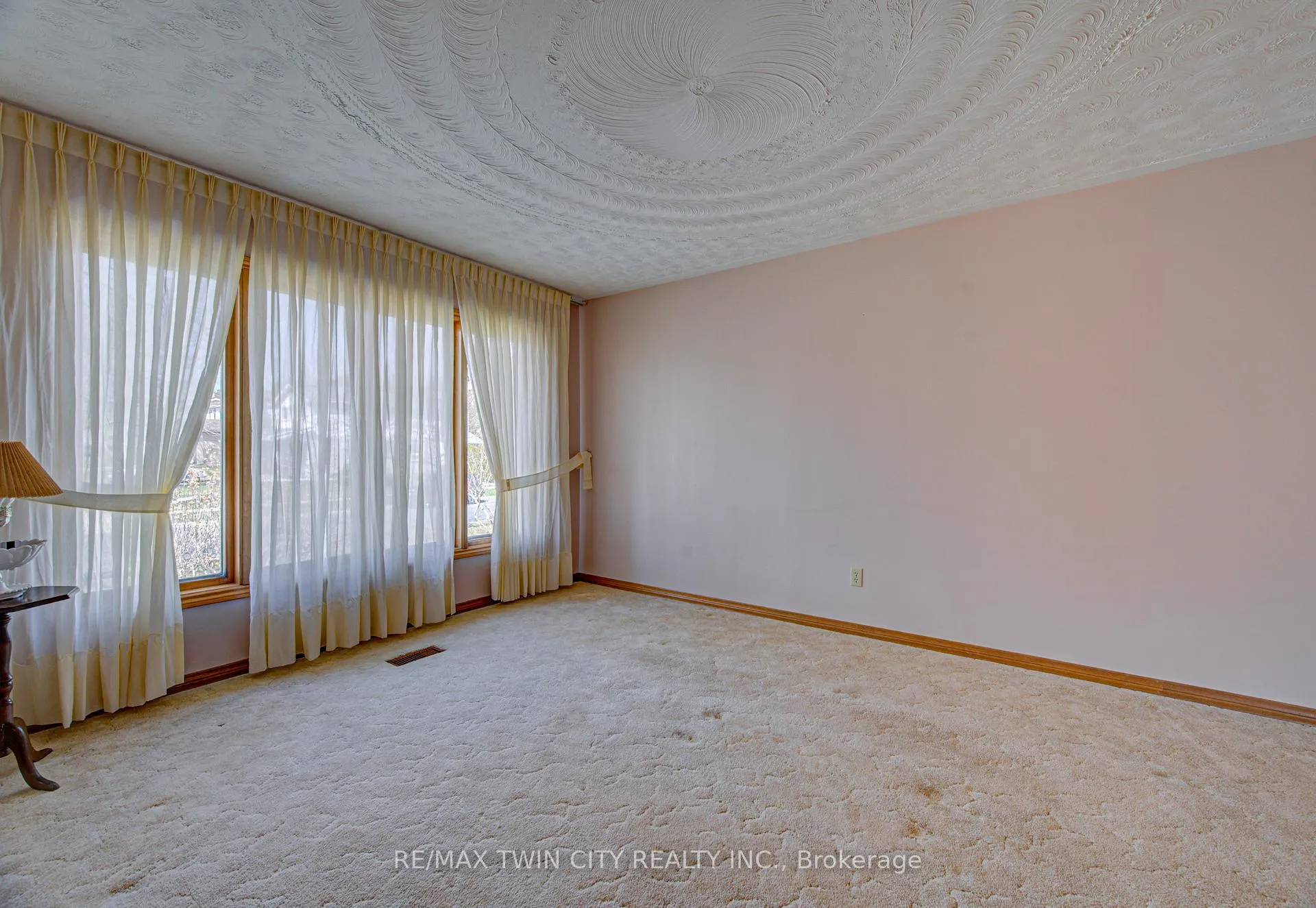 Photo 4 of 43 Quaiser Street, Kitchener — HOMEH