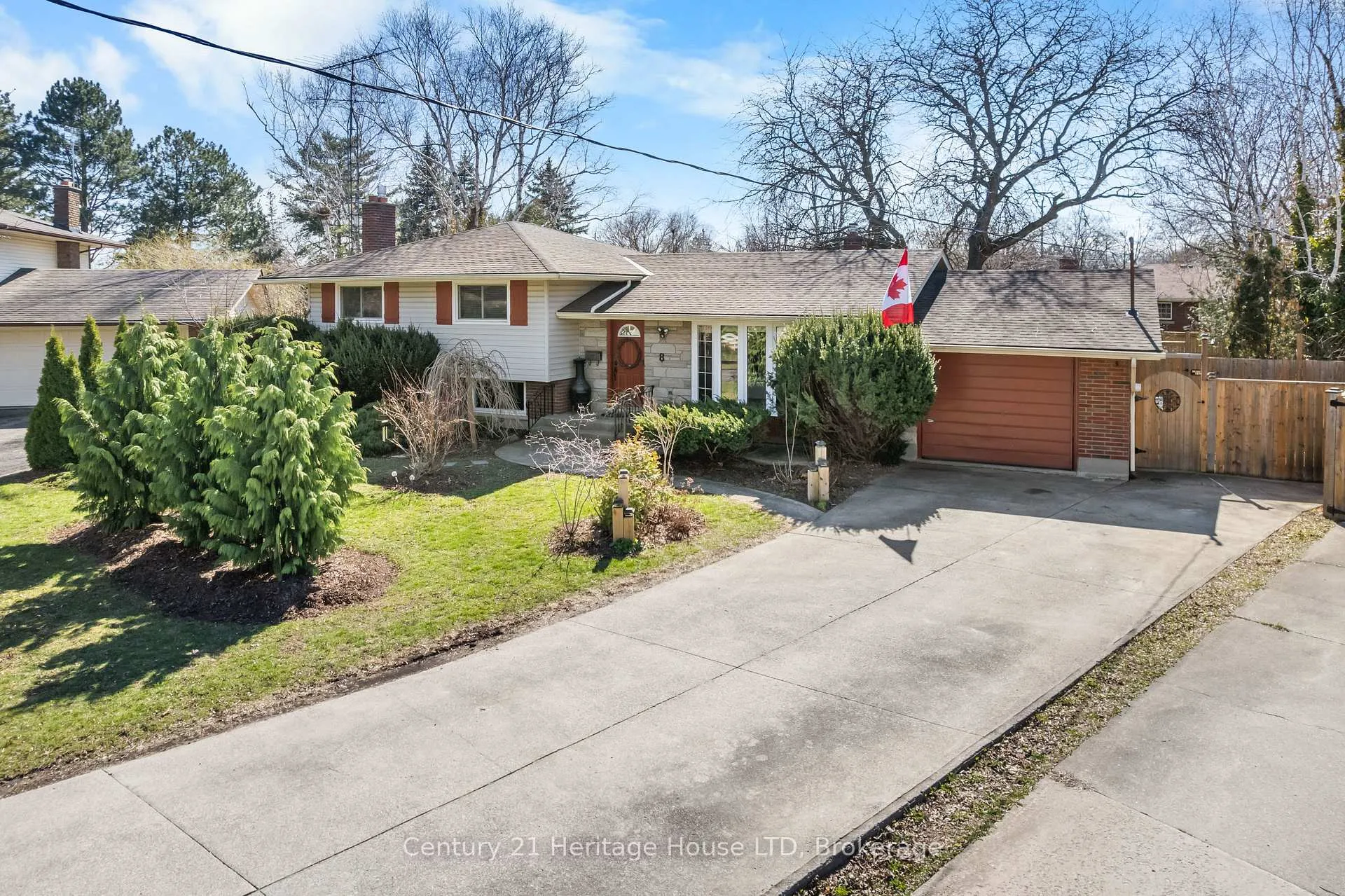 Photo 2 of 8 Saturn Court, St. Catharines, Bunting/Linwell — HOMEH