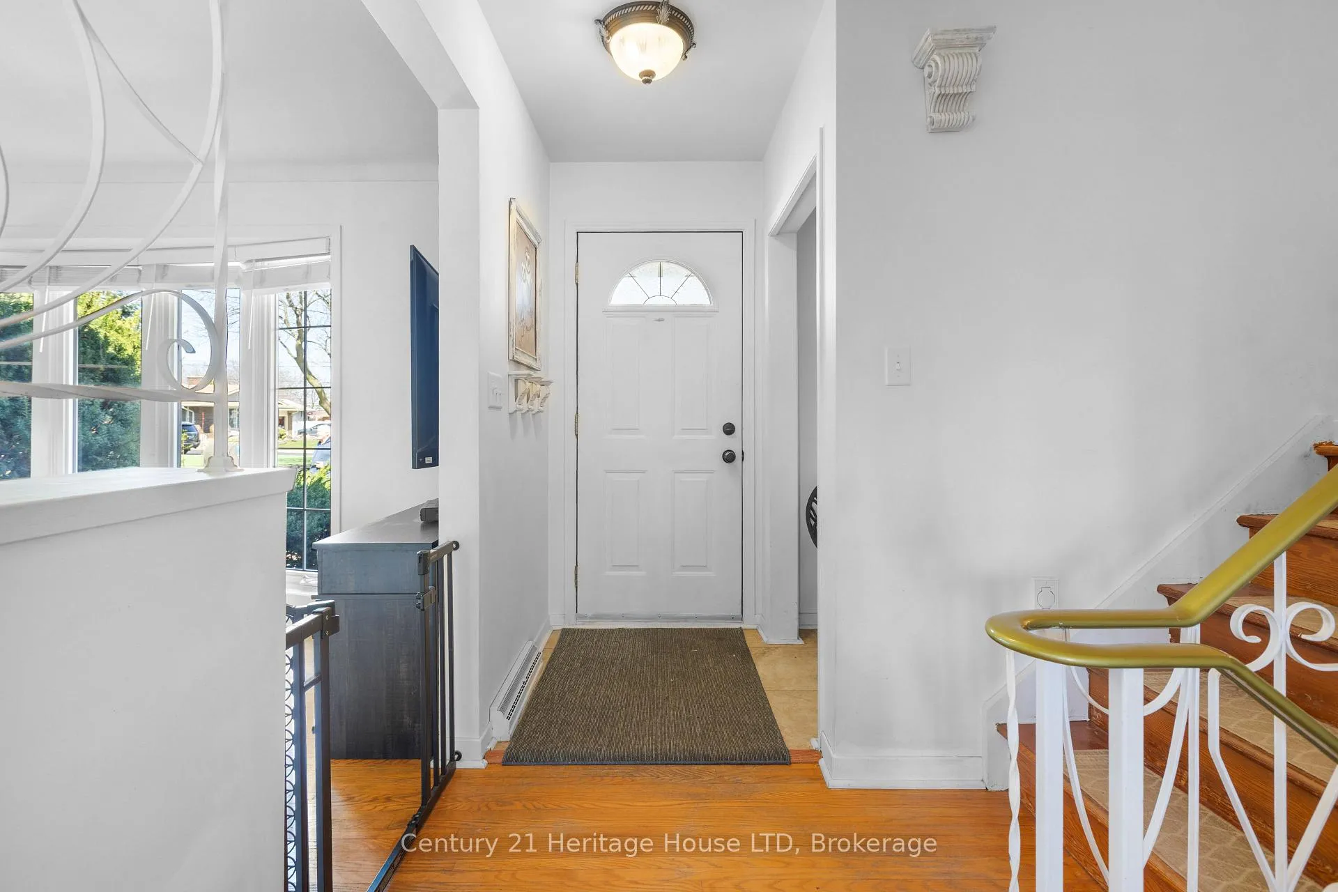 Photo 3 of 8 Saturn Court, St. Catharines, Bunting/Linwell — HOMEH