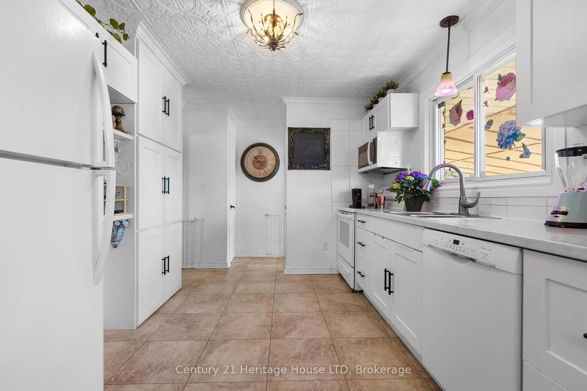 Photo 9 of 8 Saturn Court, St. Catharines, Bunting/Linwell — HOMEH
