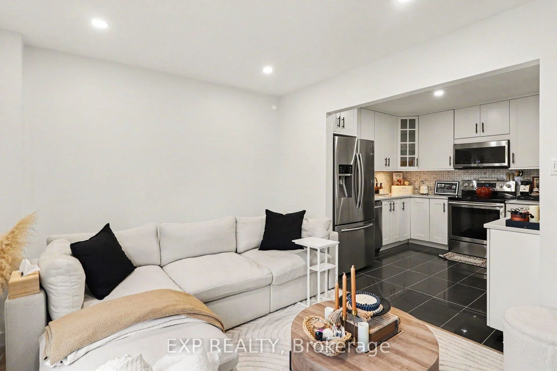 Photo 7 of 358 Valade Crescent, Ottawa, Fallingbrook/Pineridge — HOMEH
