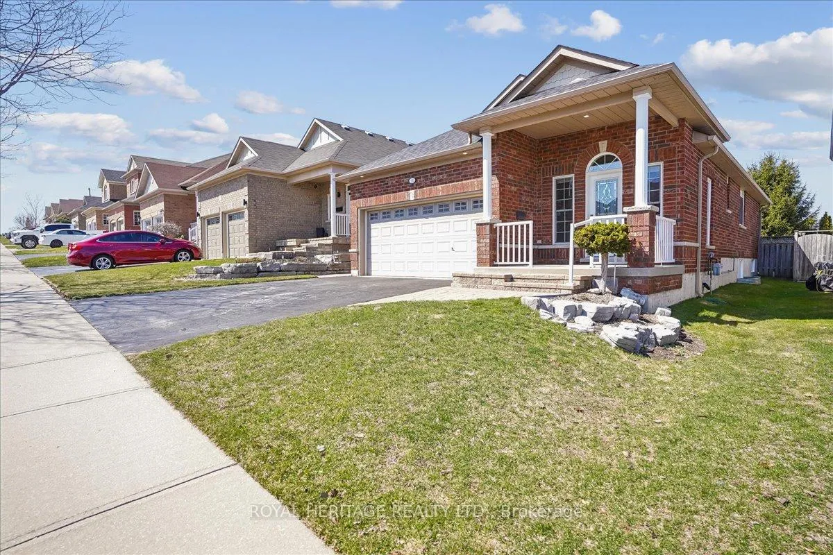 Photo 2 of 38 Bingham Gate, Clarington, Courtice — HOMEH