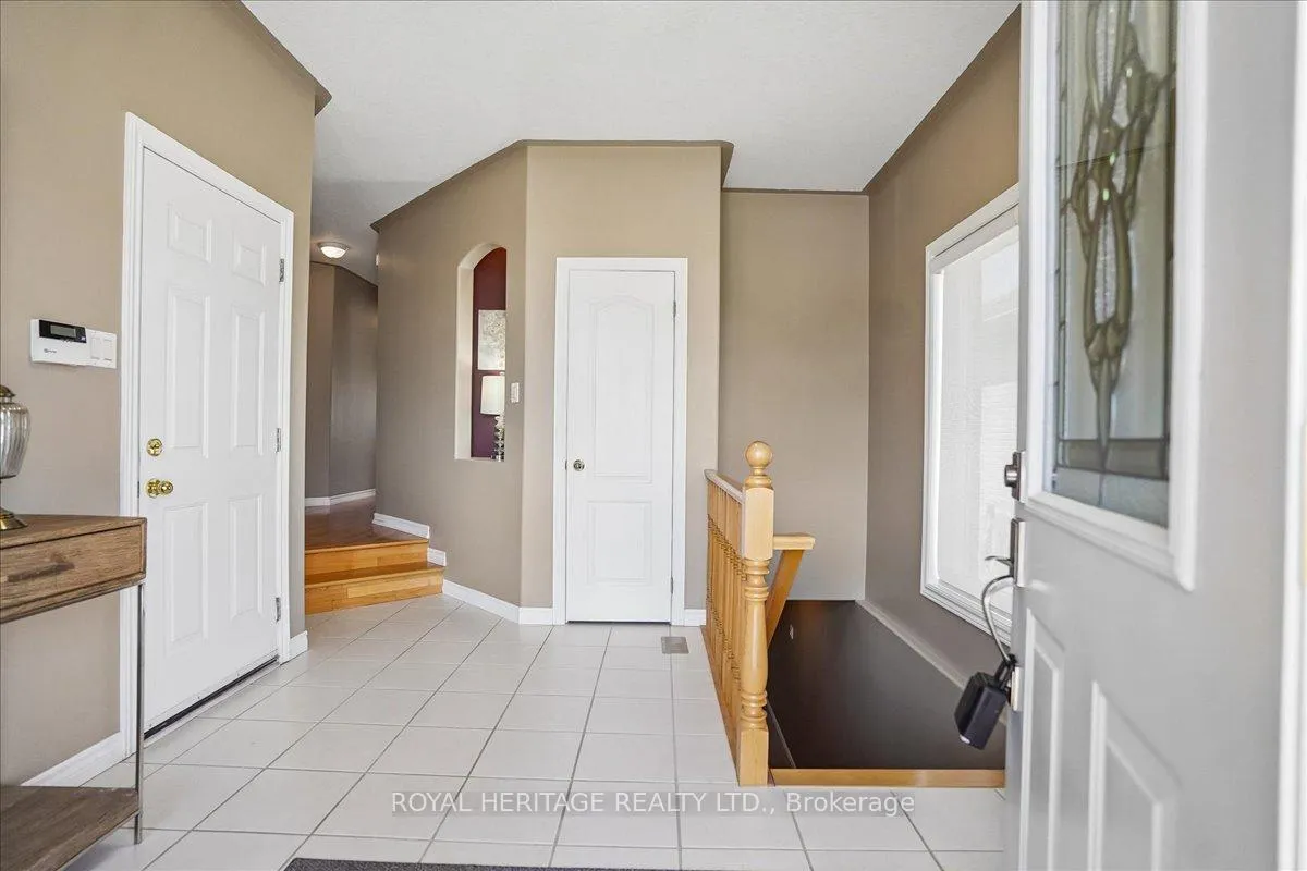 Photo 3 of 38 Bingham Gate, Clarington, Courtice — HOMEH