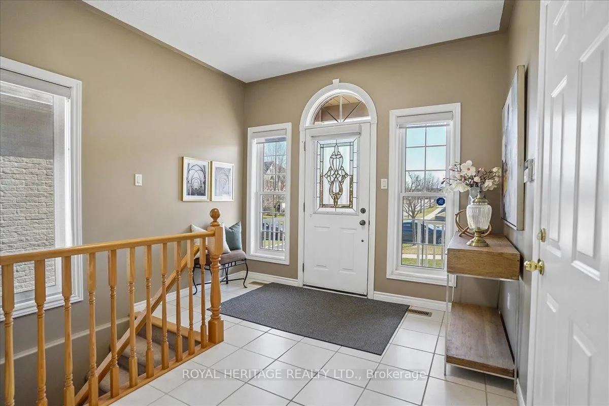 Photo 4 of 38 Bingham Gate, Clarington, Courtice — HOMEH