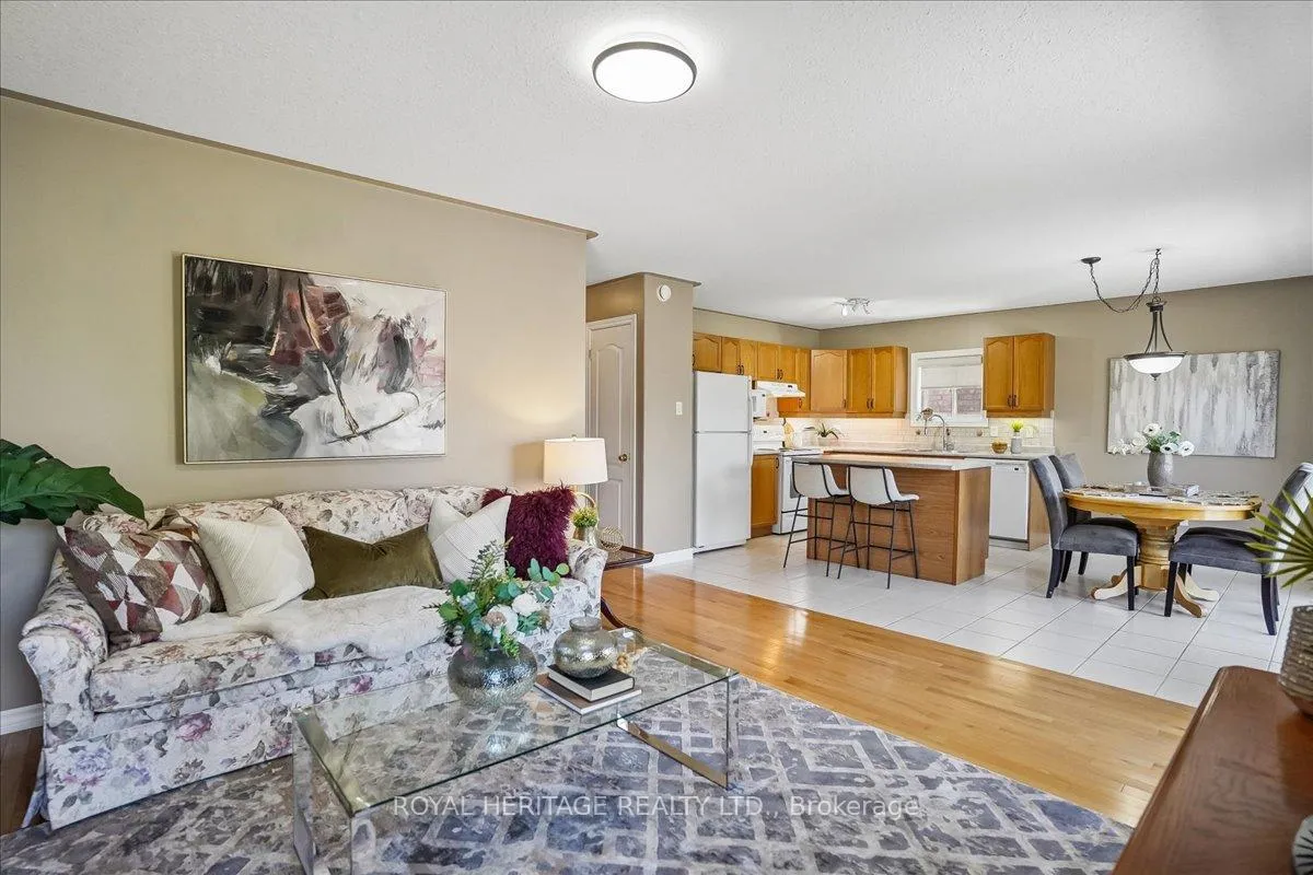 Photo 8 of 38 Bingham Gate, Clarington, Courtice — HOMEH
