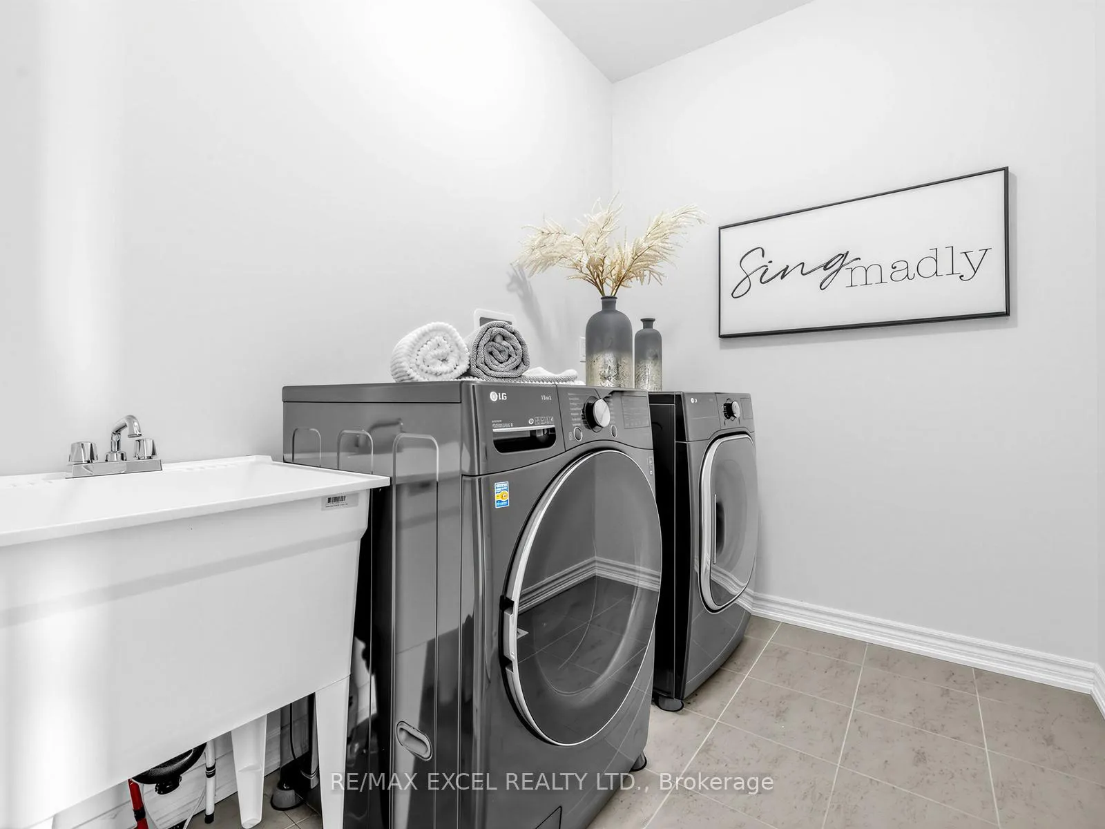 Photo 23 of 38 Navitas Crescent, Markham, Victoria Square — HOMEH