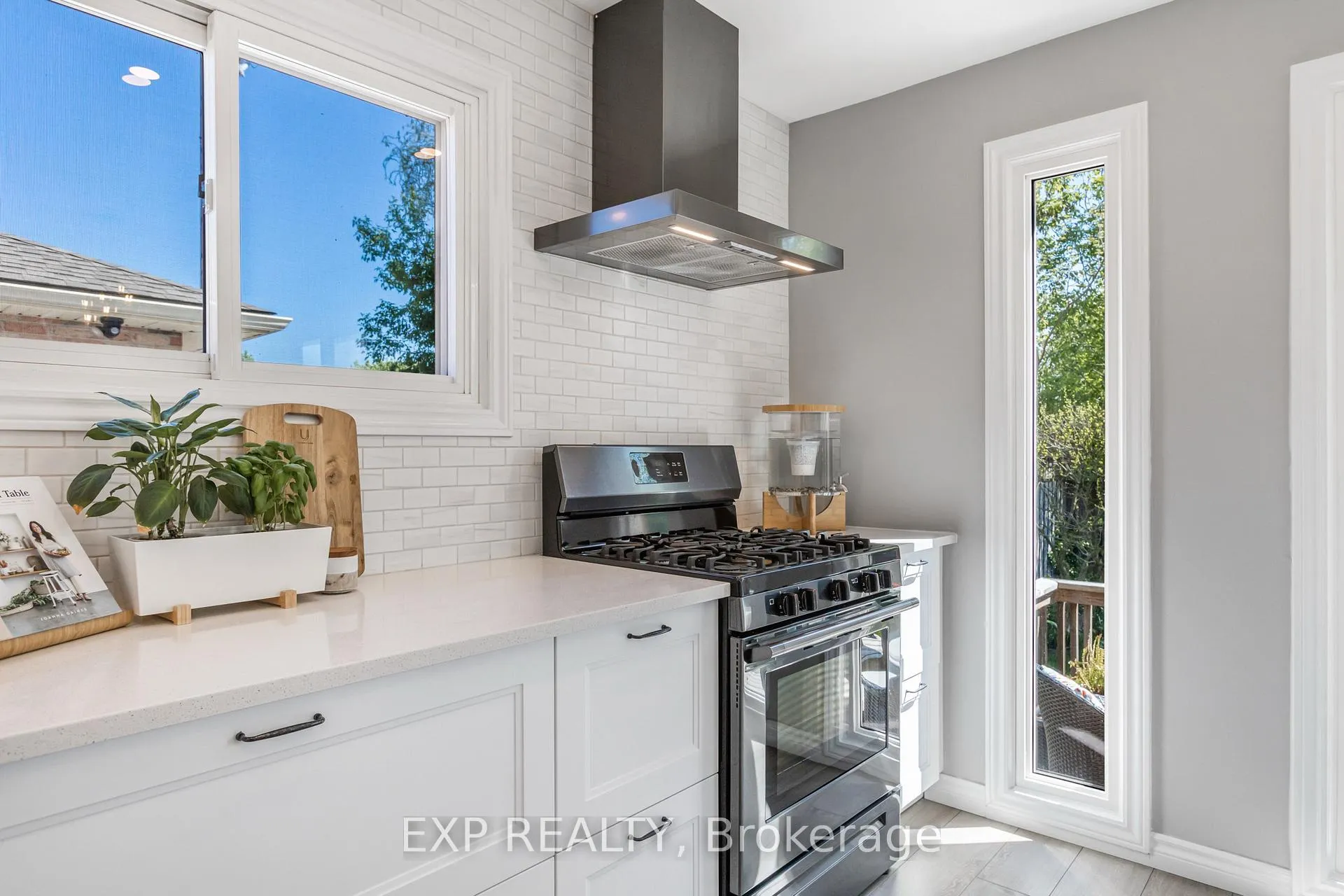 Photo 10 of 30 Guernsey Drive, Hamilton, Stoney Creek — HOMEH