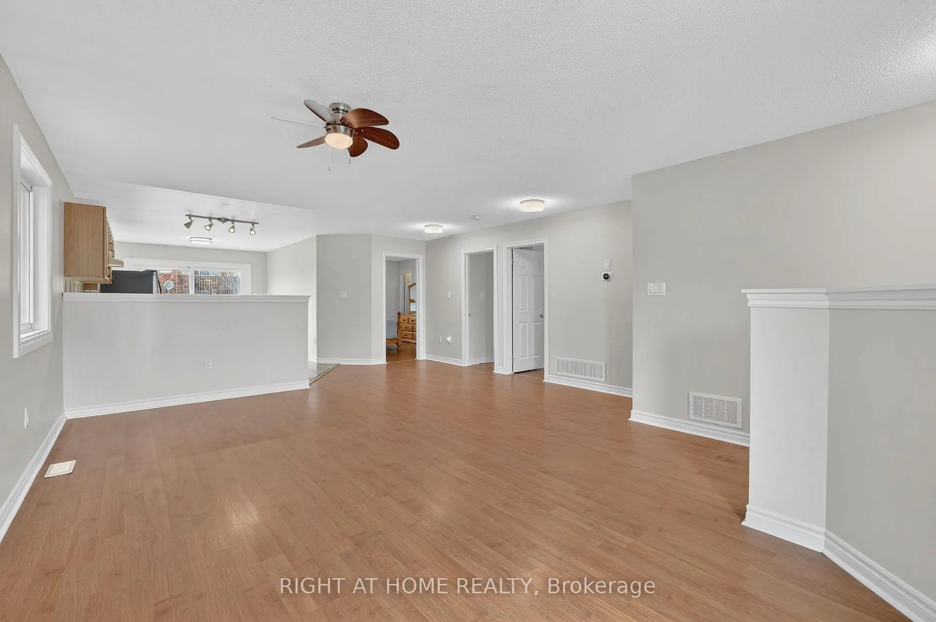 Photo 6 of 16 Glenhill Drive, Barrie, Painswick South — HOMEH