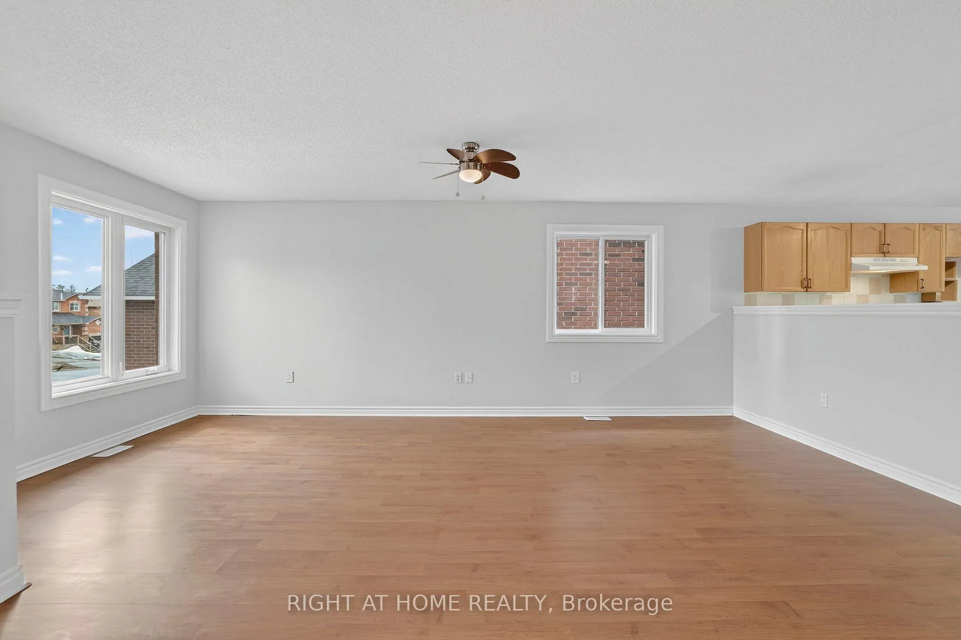 Photo 7 of 16 Glenhill Drive, Barrie, Painswick South — HOMEH