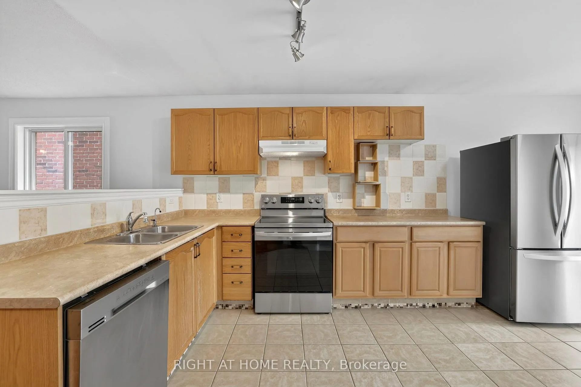 Photo 15 of 16 Glenhill Drive, Barrie, Painswick South — HOMEH