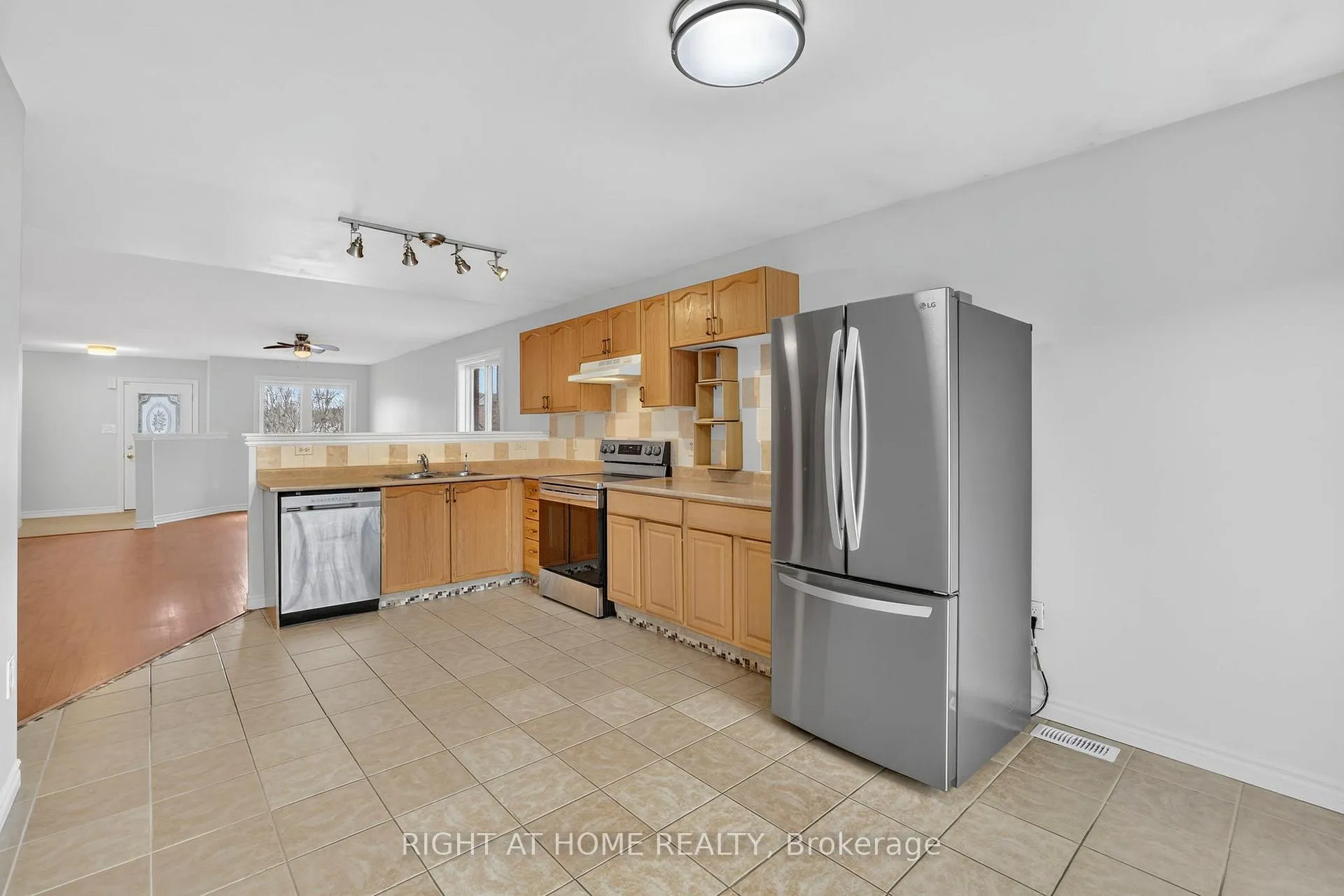 Photo 18 of 16 Glenhill Drive, Barrie, Painswick South — HOMEH