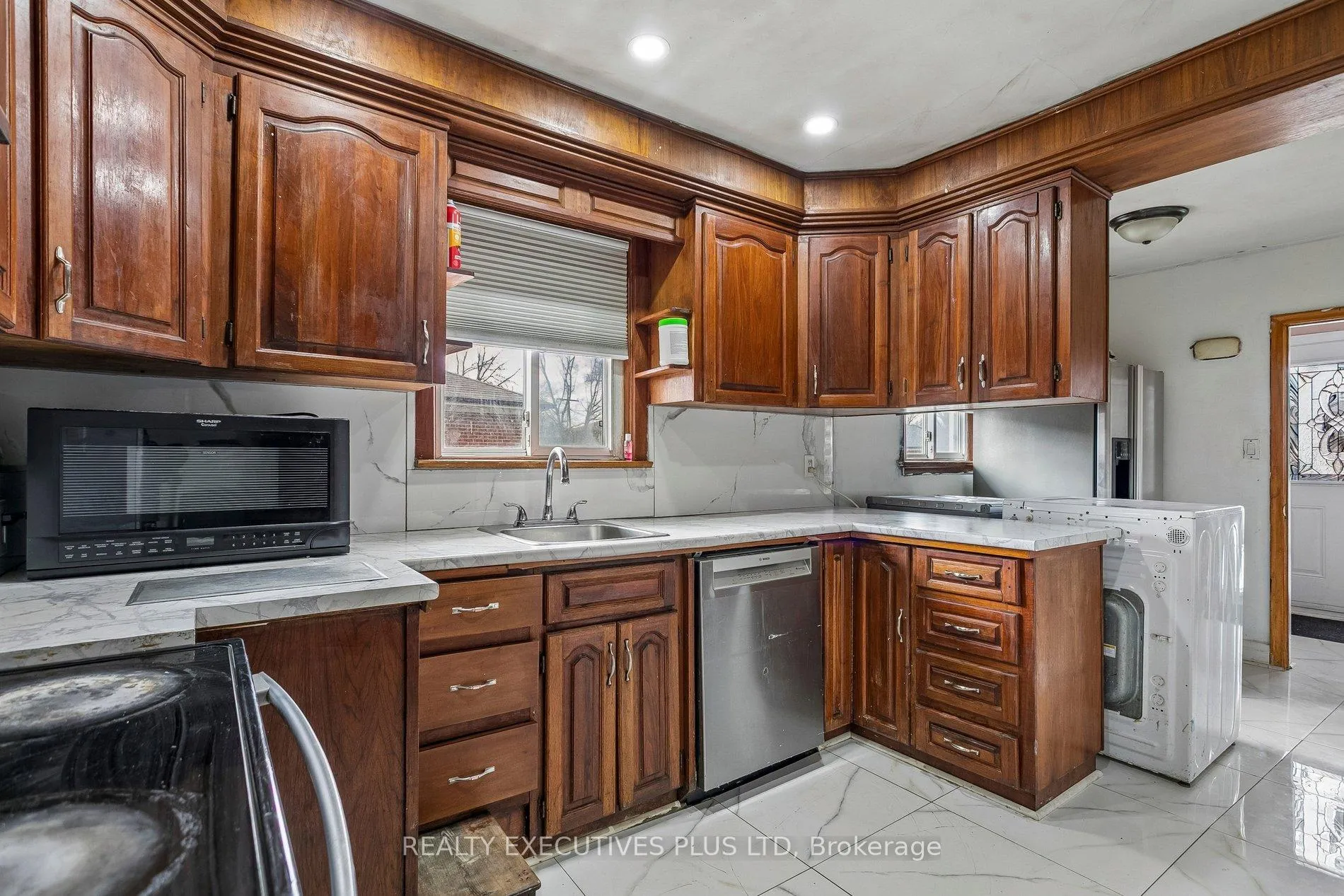 Photo 9 of 15 Dittmer Crescent, Etobicoke, West Humber-Clairville — HOMEH