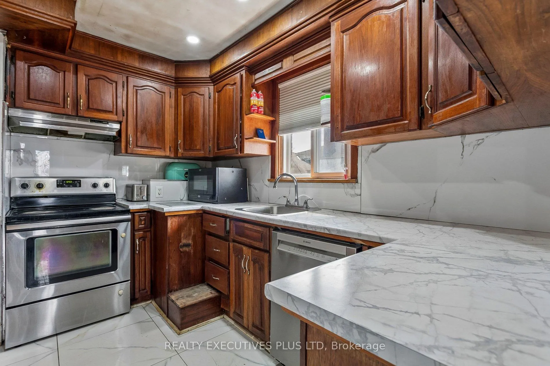Photo 10 of 15 Dittmer Crescent, Etobicoke, West Humber-Clairville — HOMEH