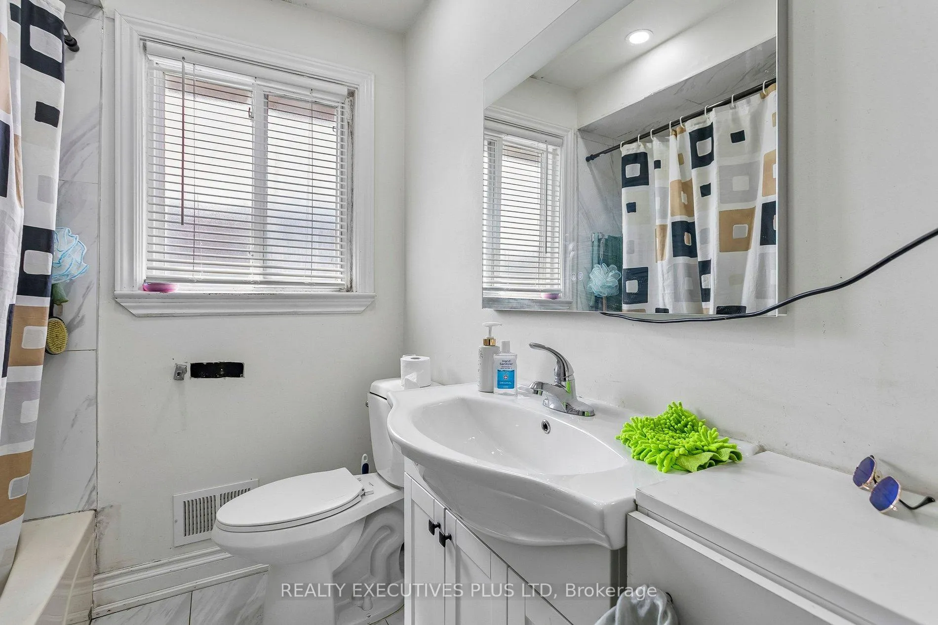 Photo 13 of 15 Dittmer Crescent, Etobicoke, West Humber-Clairville — HOMEH