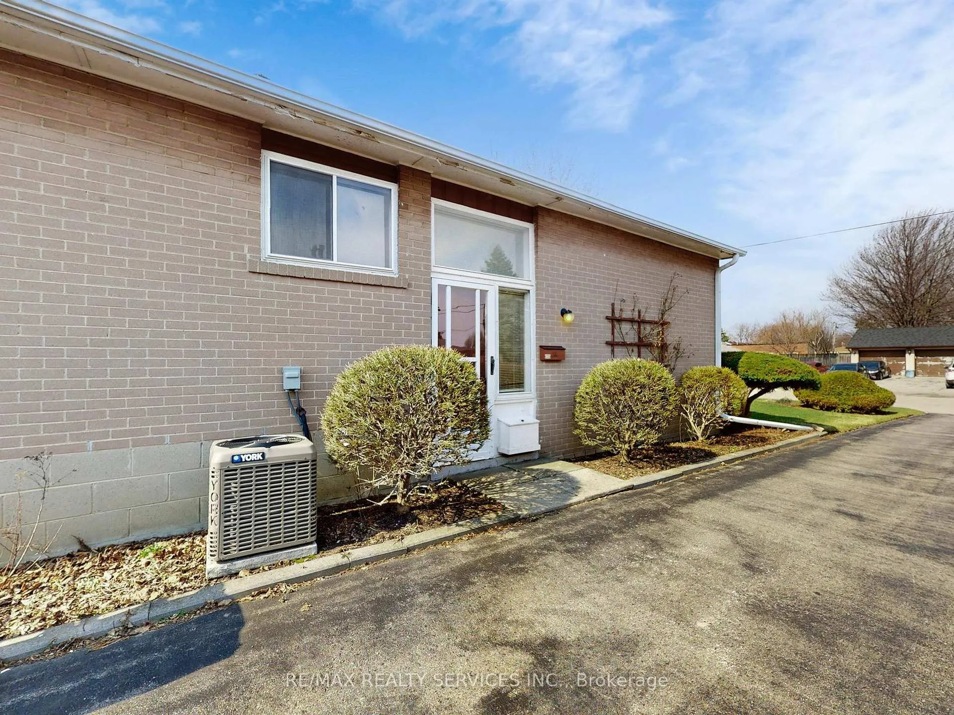 Photo 5 of 26 Carlyle Crescent, Brampton, Brampton East — HOMEH