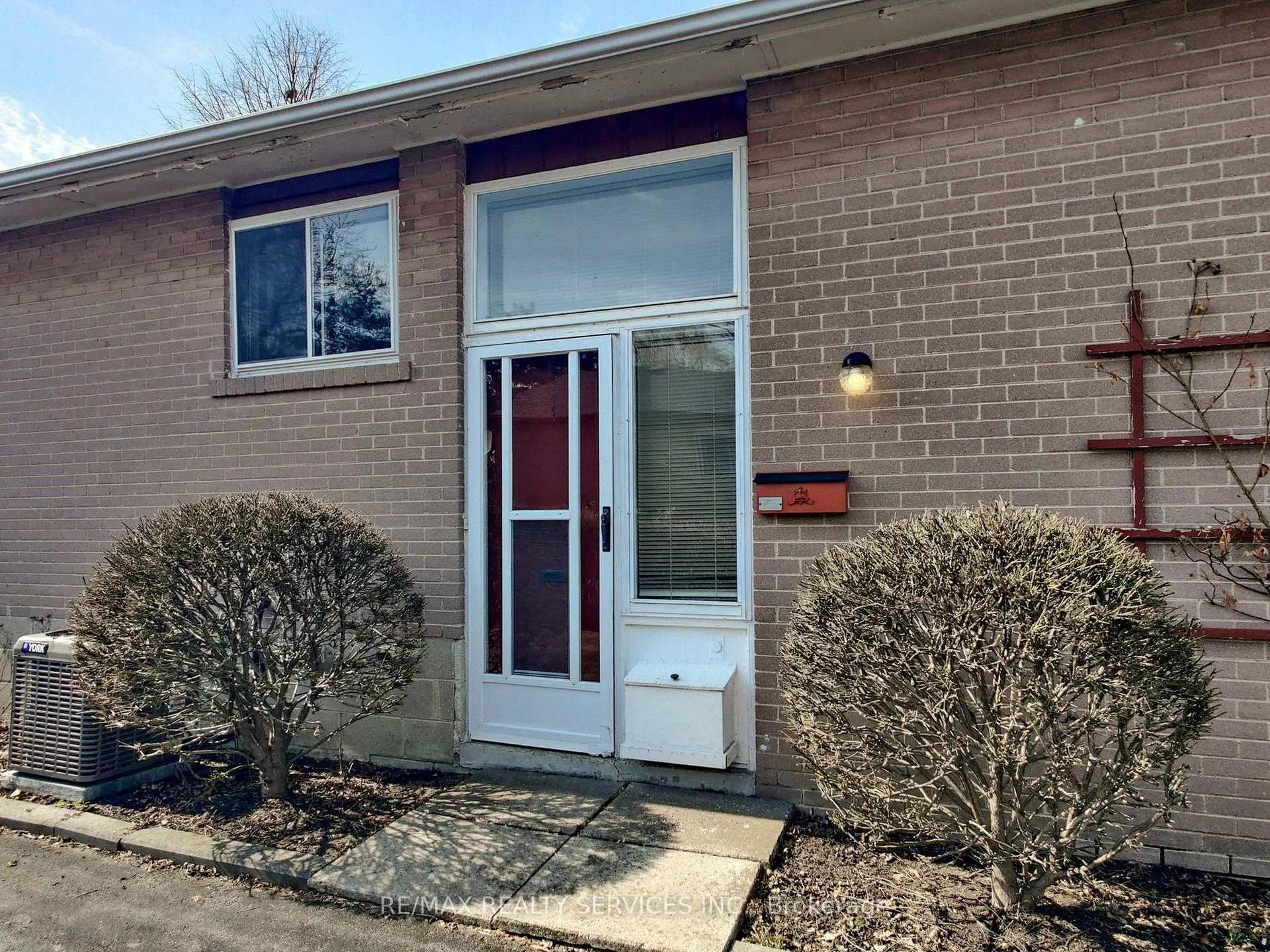 Photo 6 of 26 Carlyle Crescent, Brampton, Brampton East — HOMEH