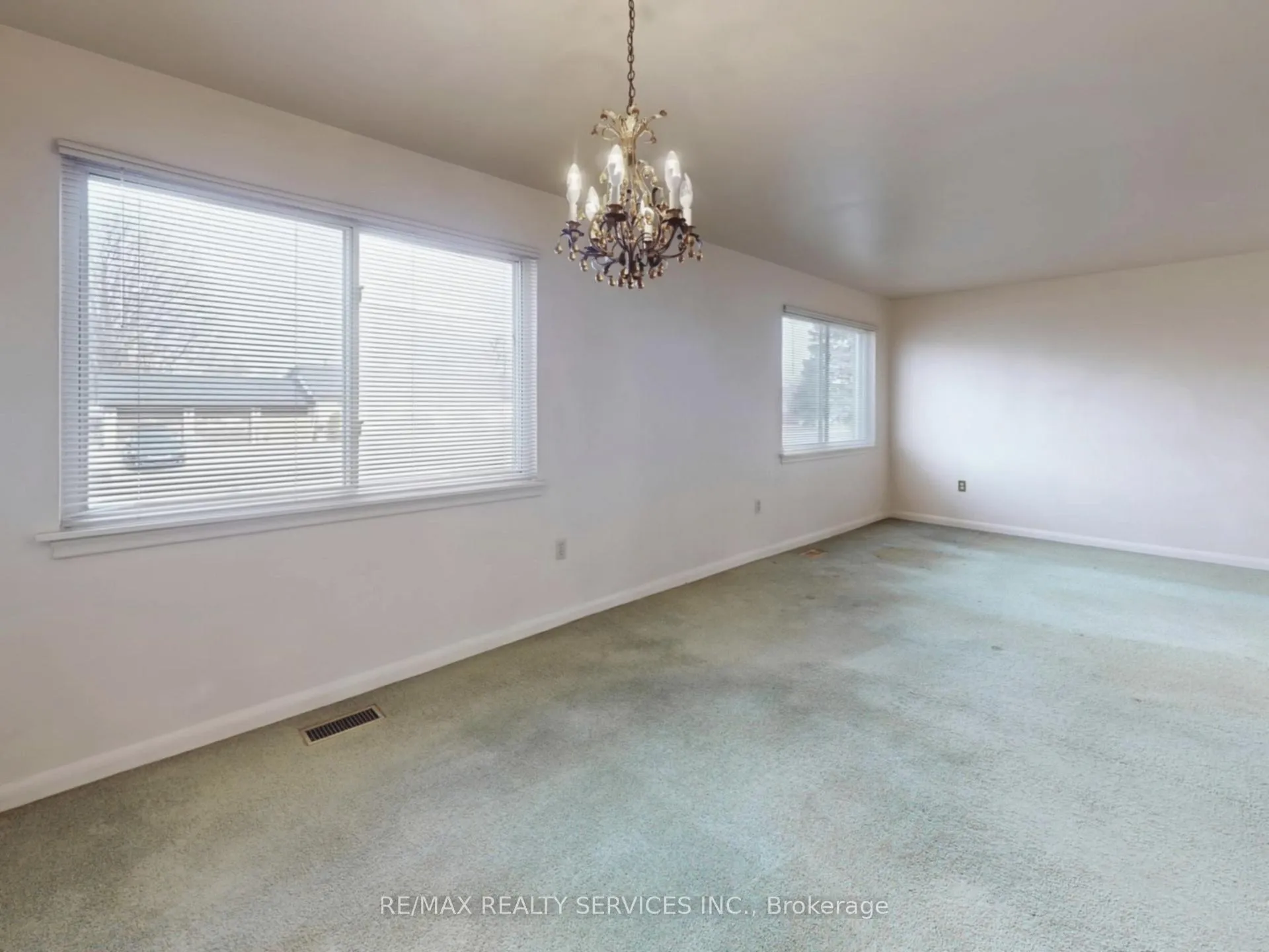 Photo 8 of 26 Carlyle Crescent, Brampton, Brampton East — HOMEH