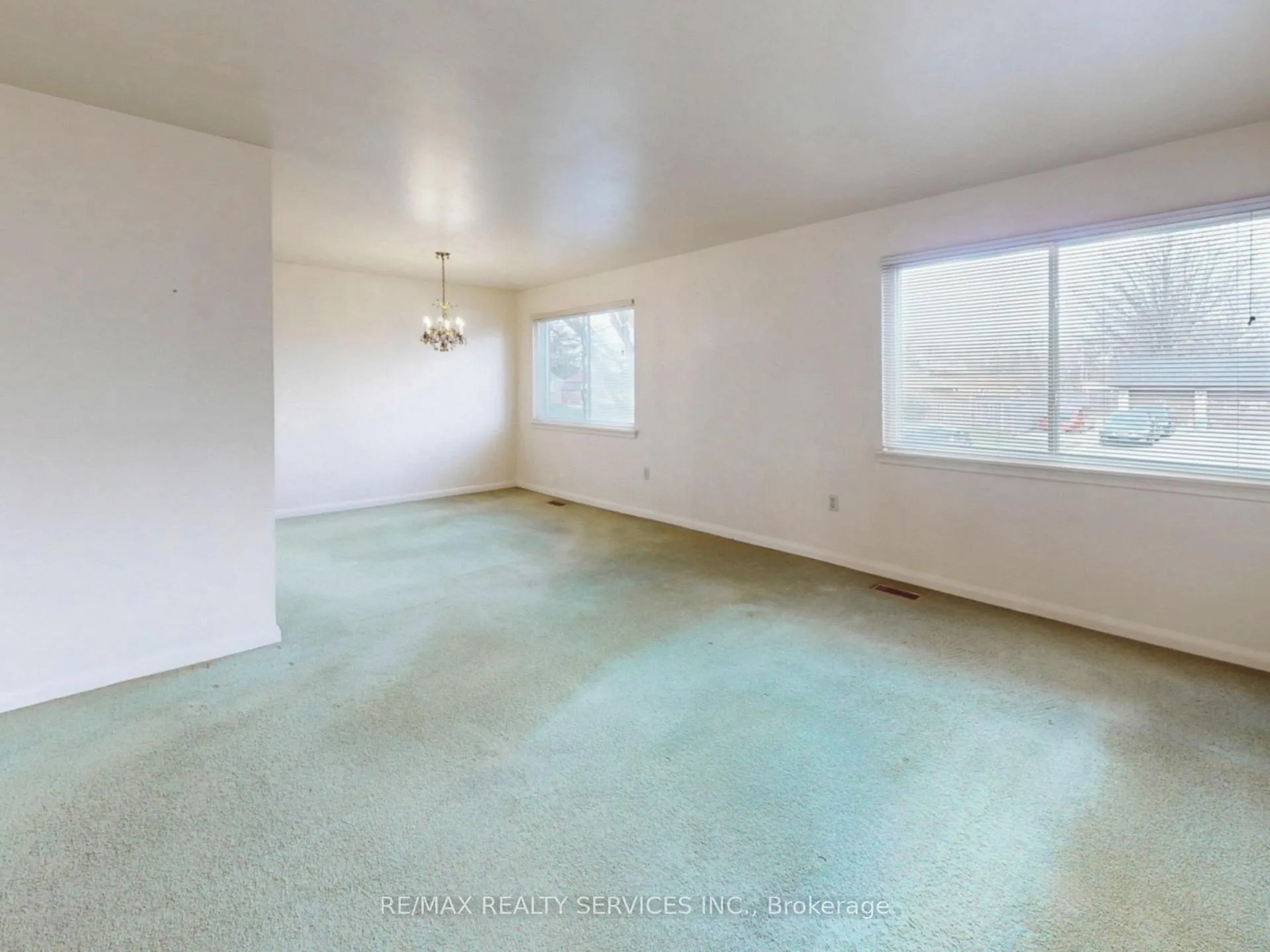 Photo 12 of 26 Carlyle Crescent, Brampton, Brampton East — HOMEH