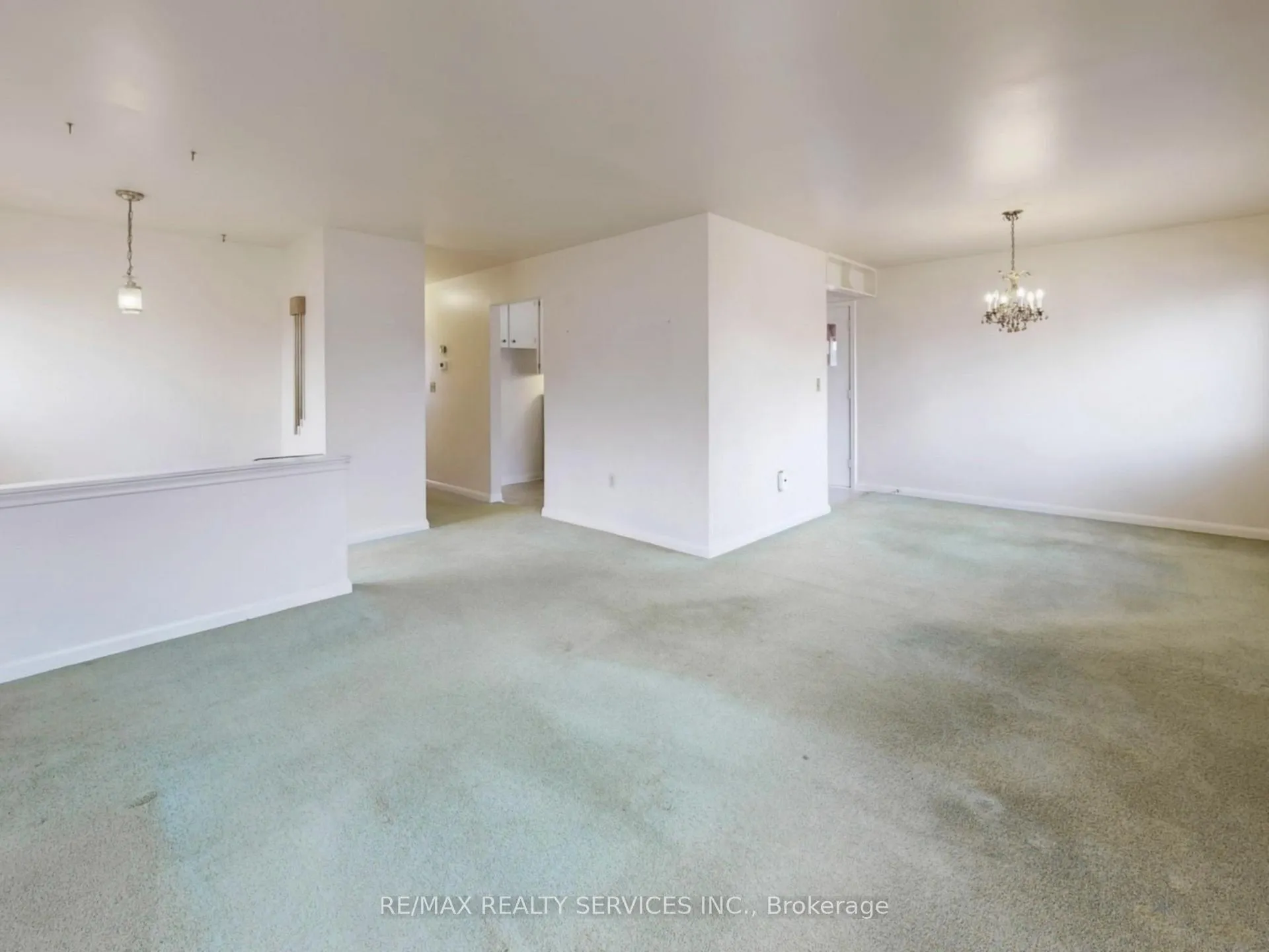 Photo 13 of 26 Carlyle Crescent, Brampton, Brampton East — HOMEH