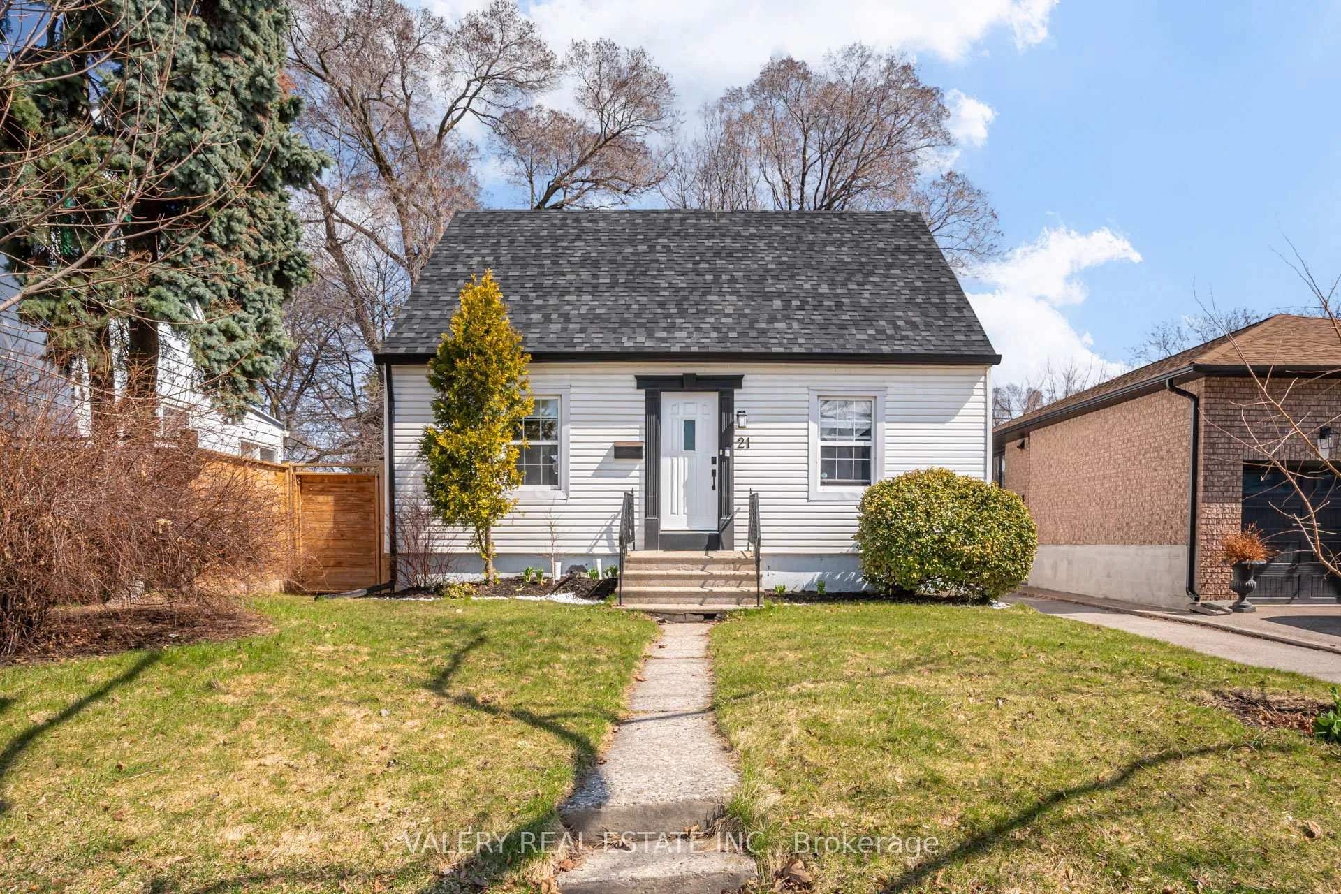 Photo 1 of 21 Avon Park Drive, Etobicoke, Stonegate-Queensway — HOMEH