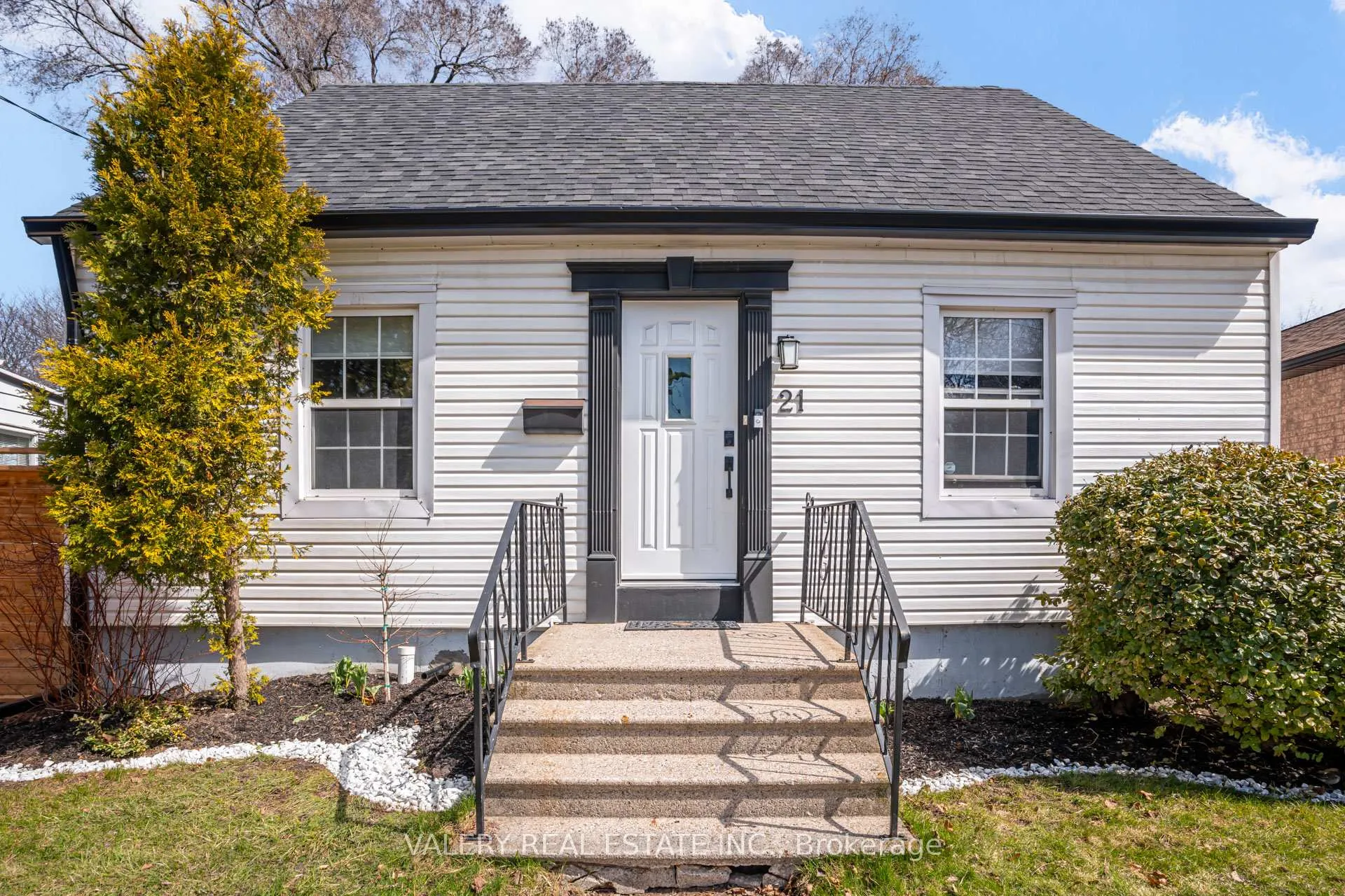 Photo 2 of 21 Avon Park Drive, Etobicoke, Stonegate-Queensway — HOMEH