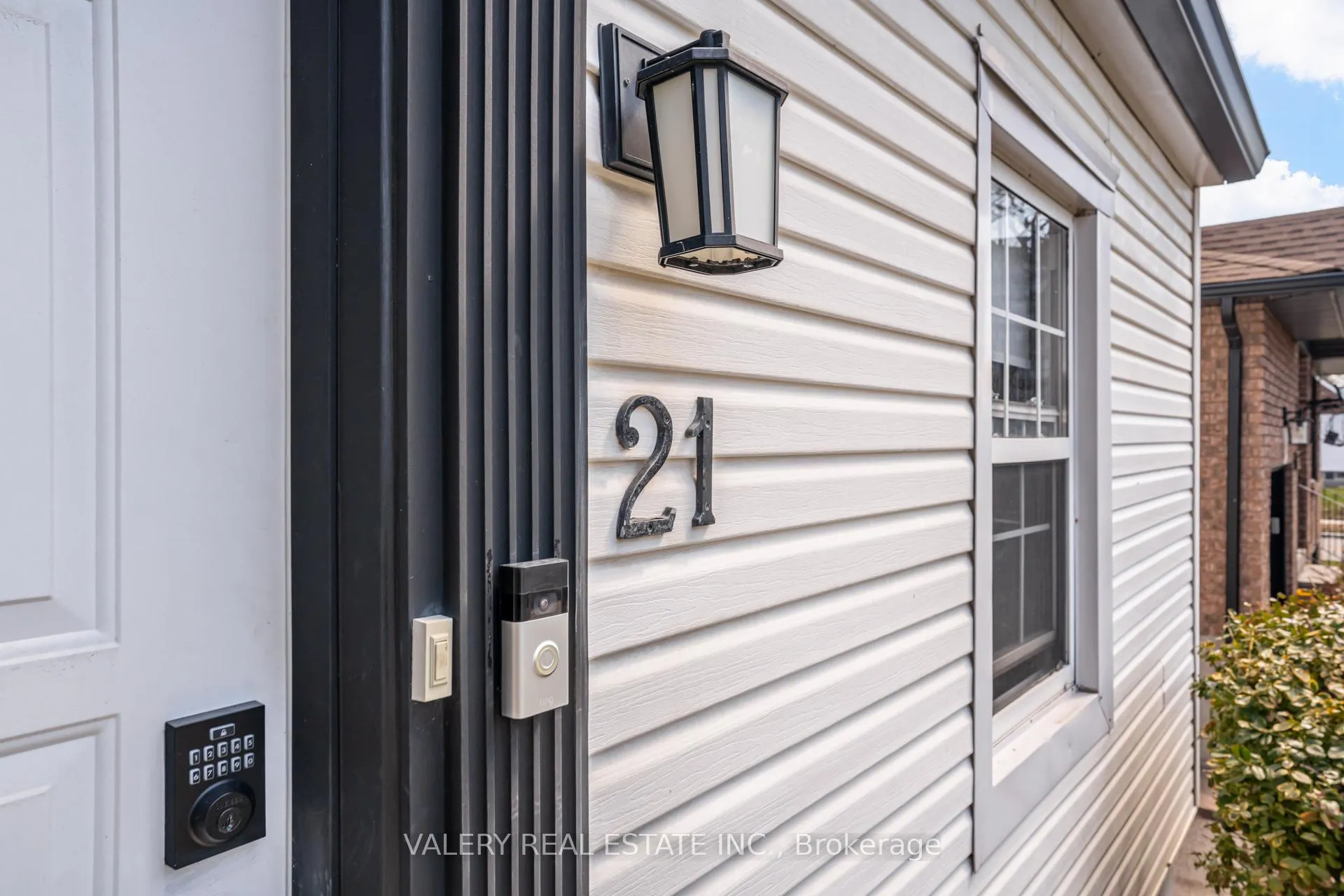Photo 3 of 21 Avon Park Drive, Etobicoke, Stonegate-Queensway — HOMEH