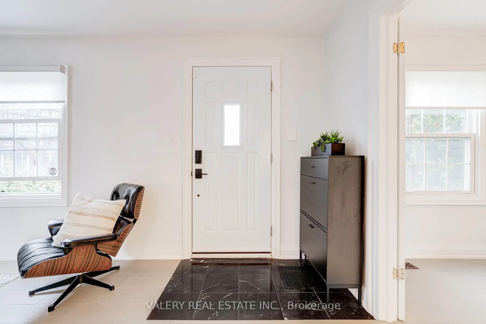 Photo 4 of 21 Avon Park Drive, Etobicoke, Stonegate-Queensway — HOMEH