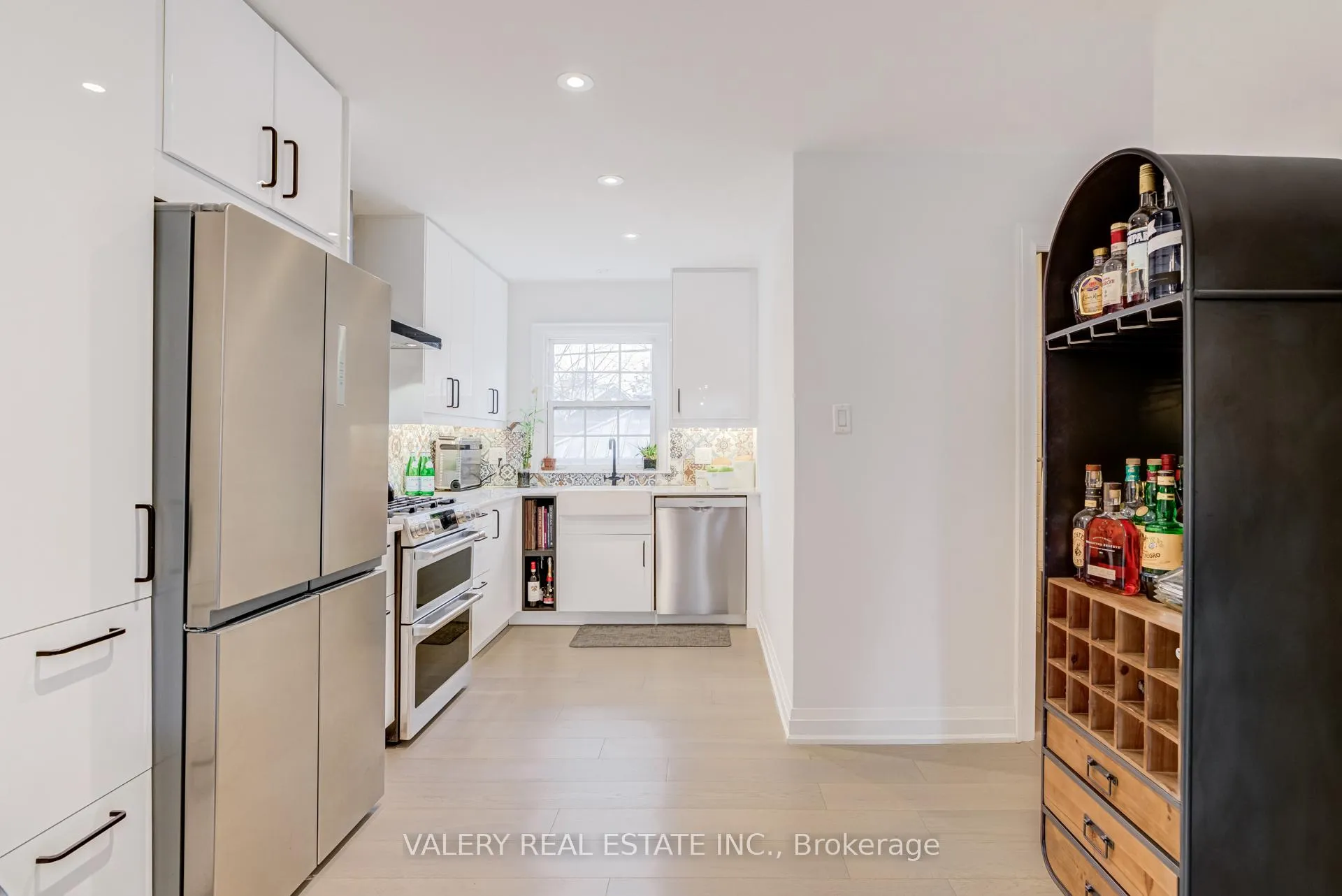 Photo 15 of 21 Avon Park Drive, Etobicoke, Stonegate-Queensway — HOMEH