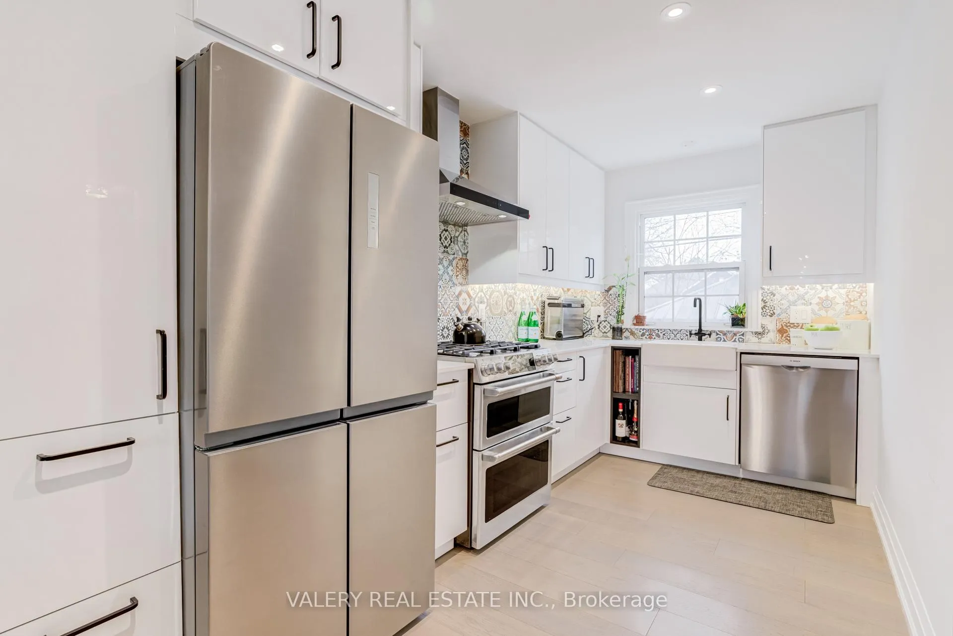 Photo 16 of 21 Avon Park Drive, Etobicoke, Stonegate-Queensway — HOMEH