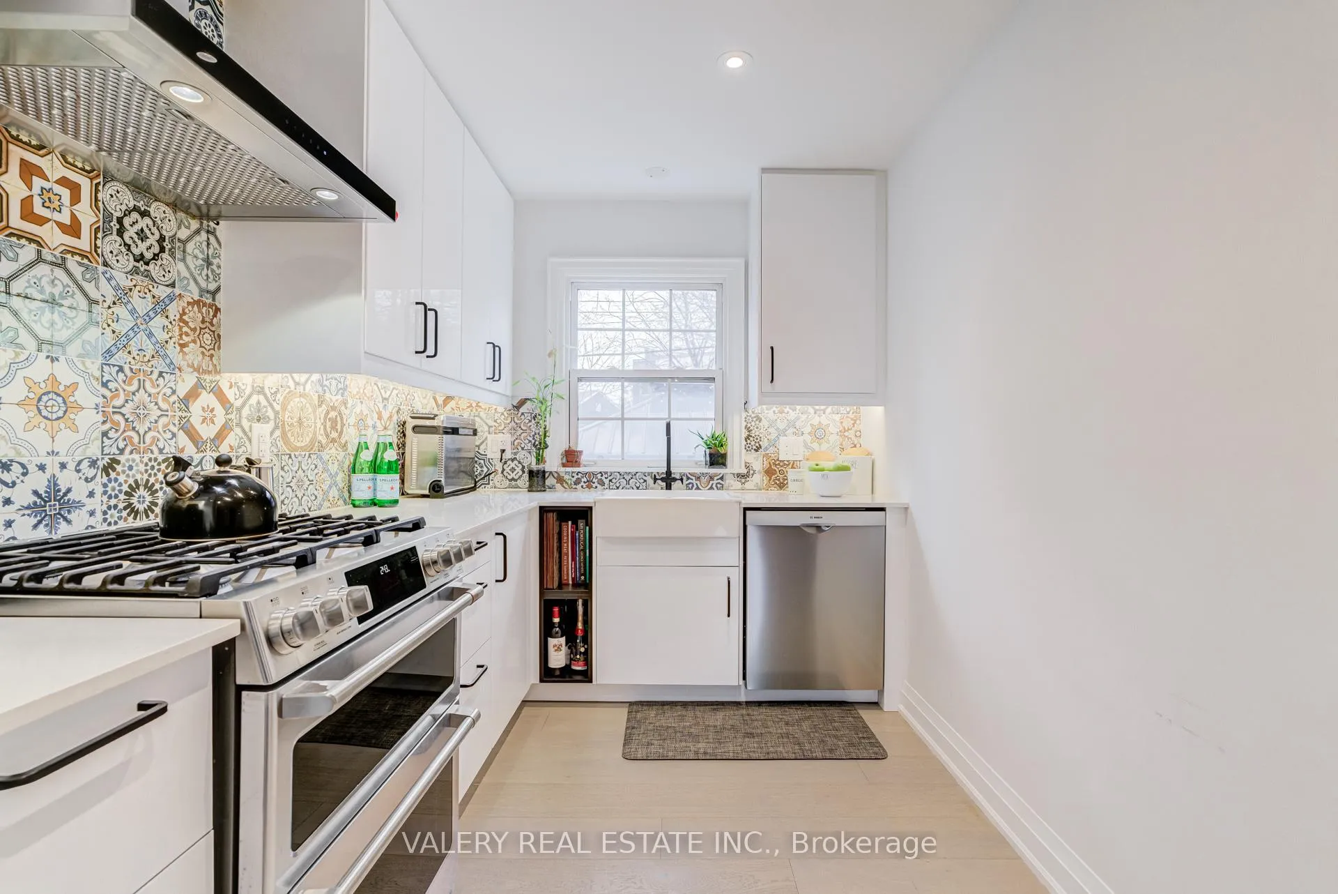Photo 17 of 21 Avon Park Drive, Etobicoke, Stonegate-Queensway — HOMEH