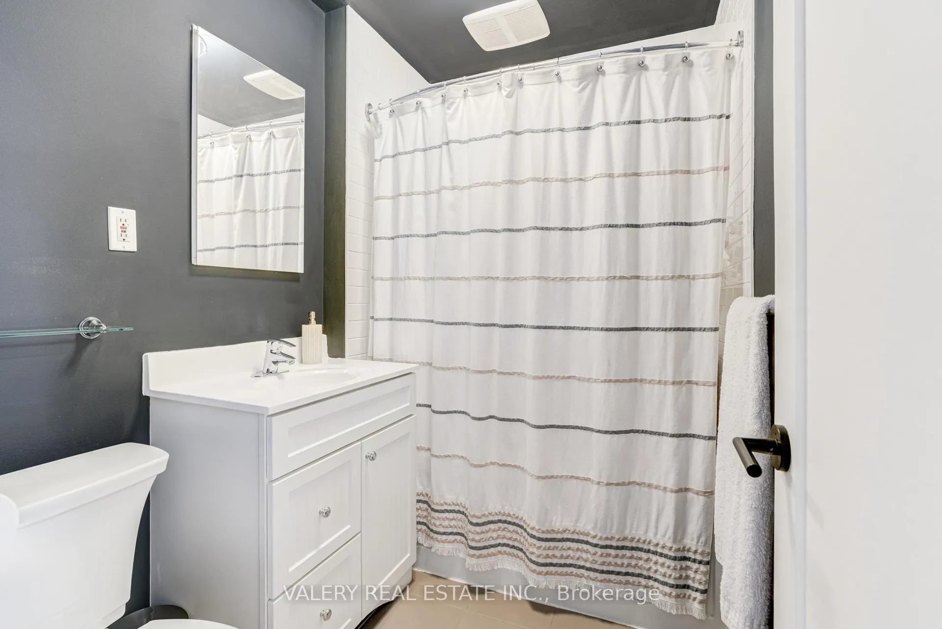 Photo 24 of 21 Avon Park Drive, Etobicoke, Stonegate-Queensway — HOMEH
