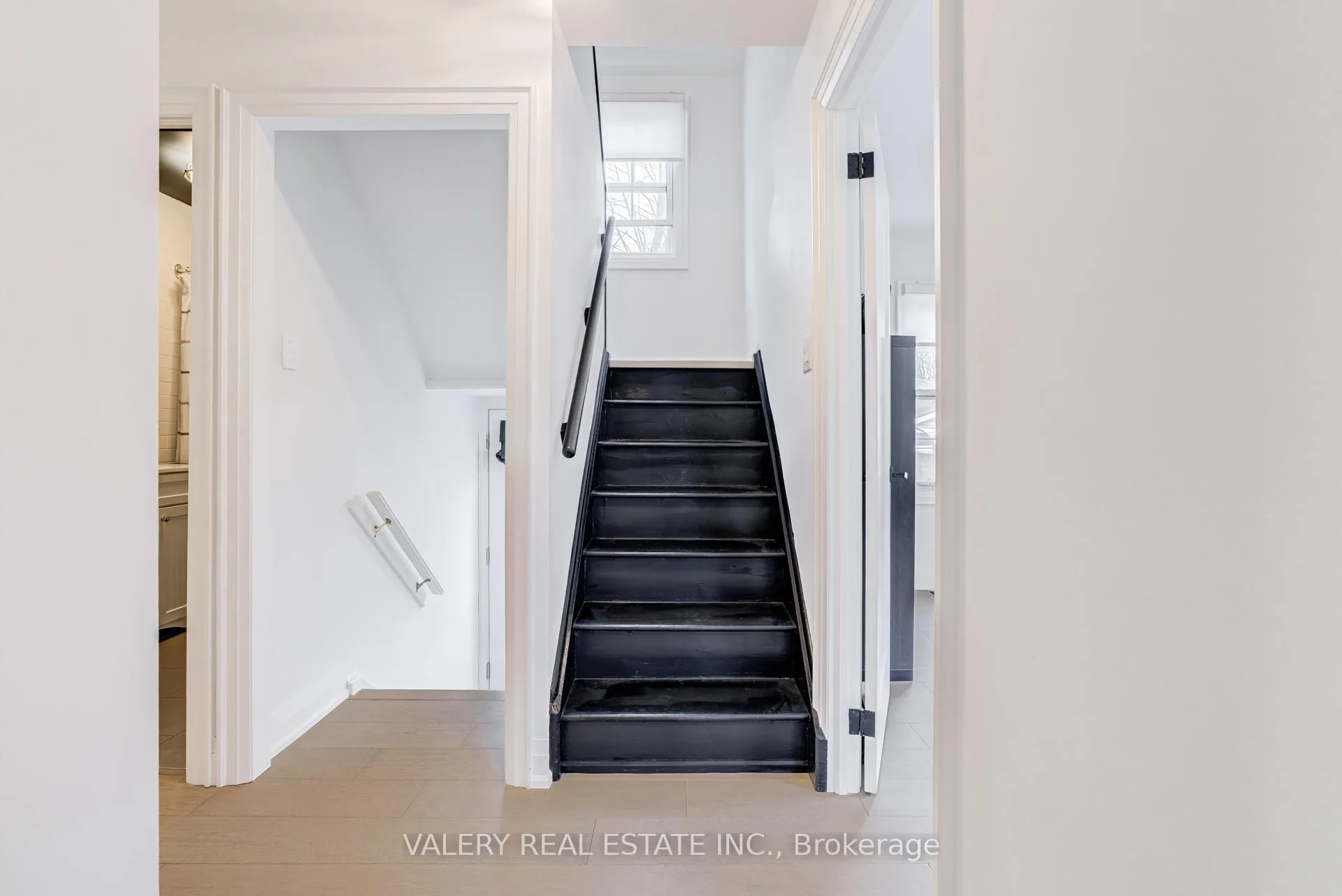 Photo 25 of 21 Avon Park Drive, Etobicoke, Stonegate-Queensway — HOMEH