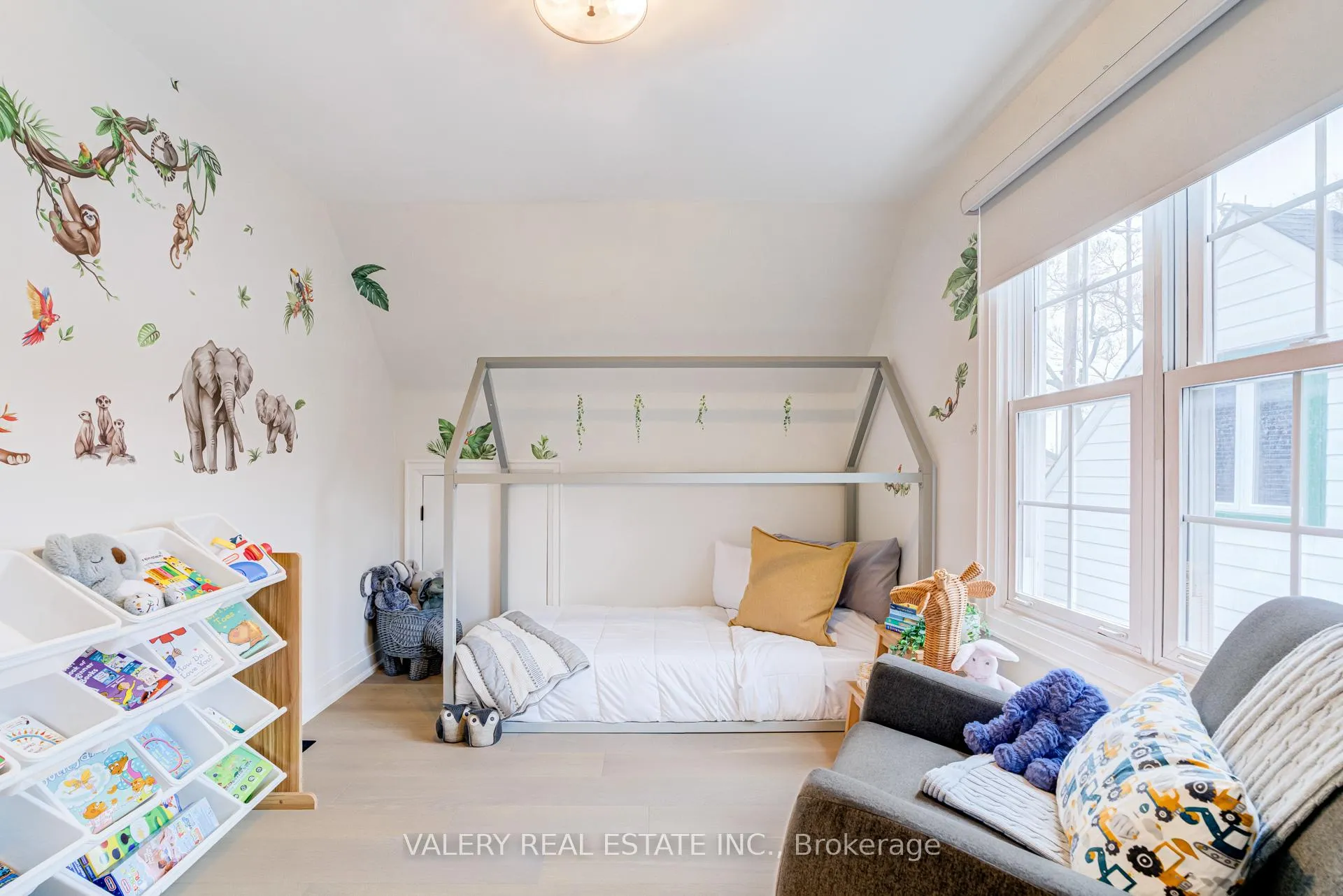 Photo 30 of 21 Avon Park Drive, Etobicoke, Stonegate-Queensway — HOMEH