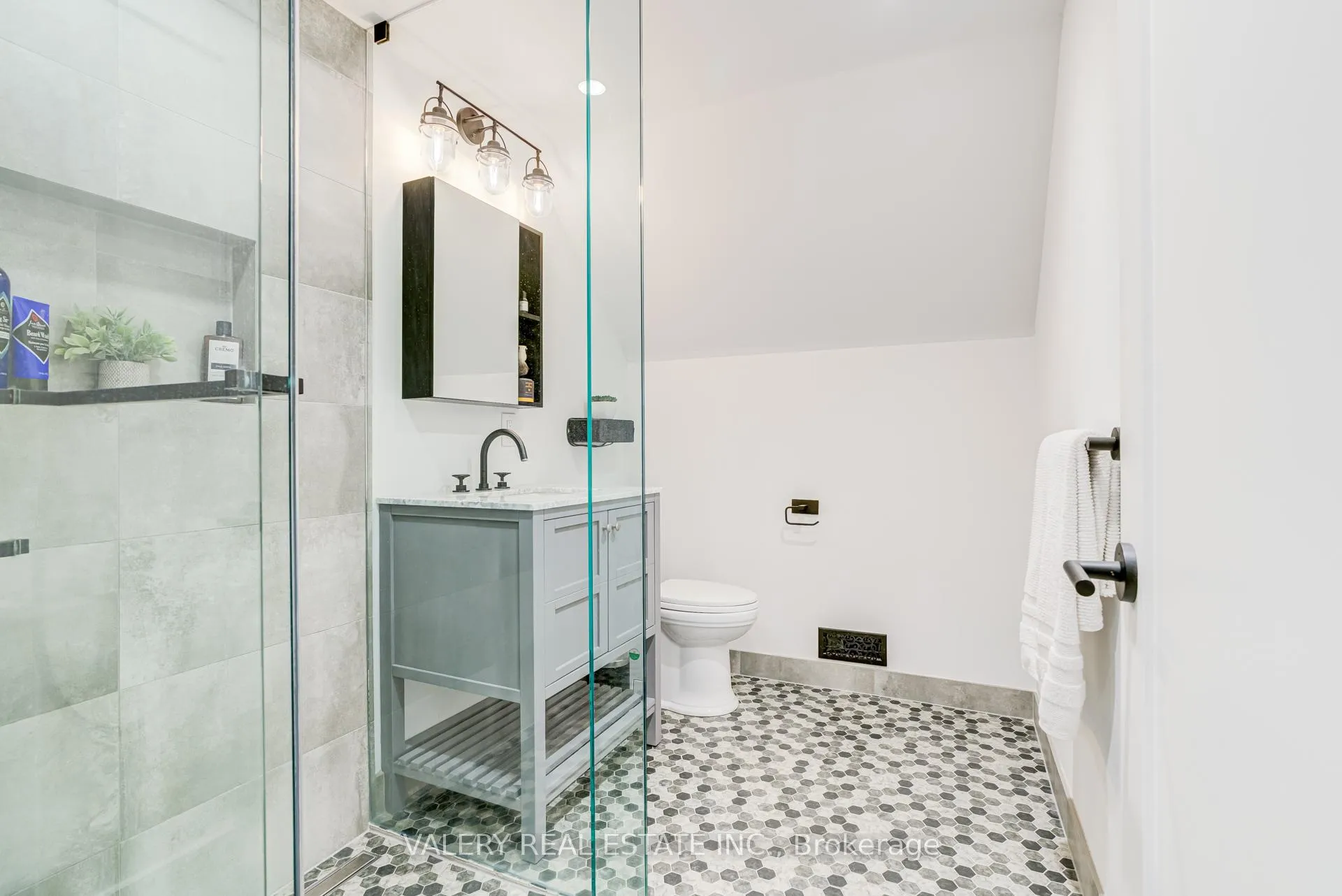 Photo 32 of 21 Avon Park Drive, Etobicoke, Stonegate-Queensway — HOMEH