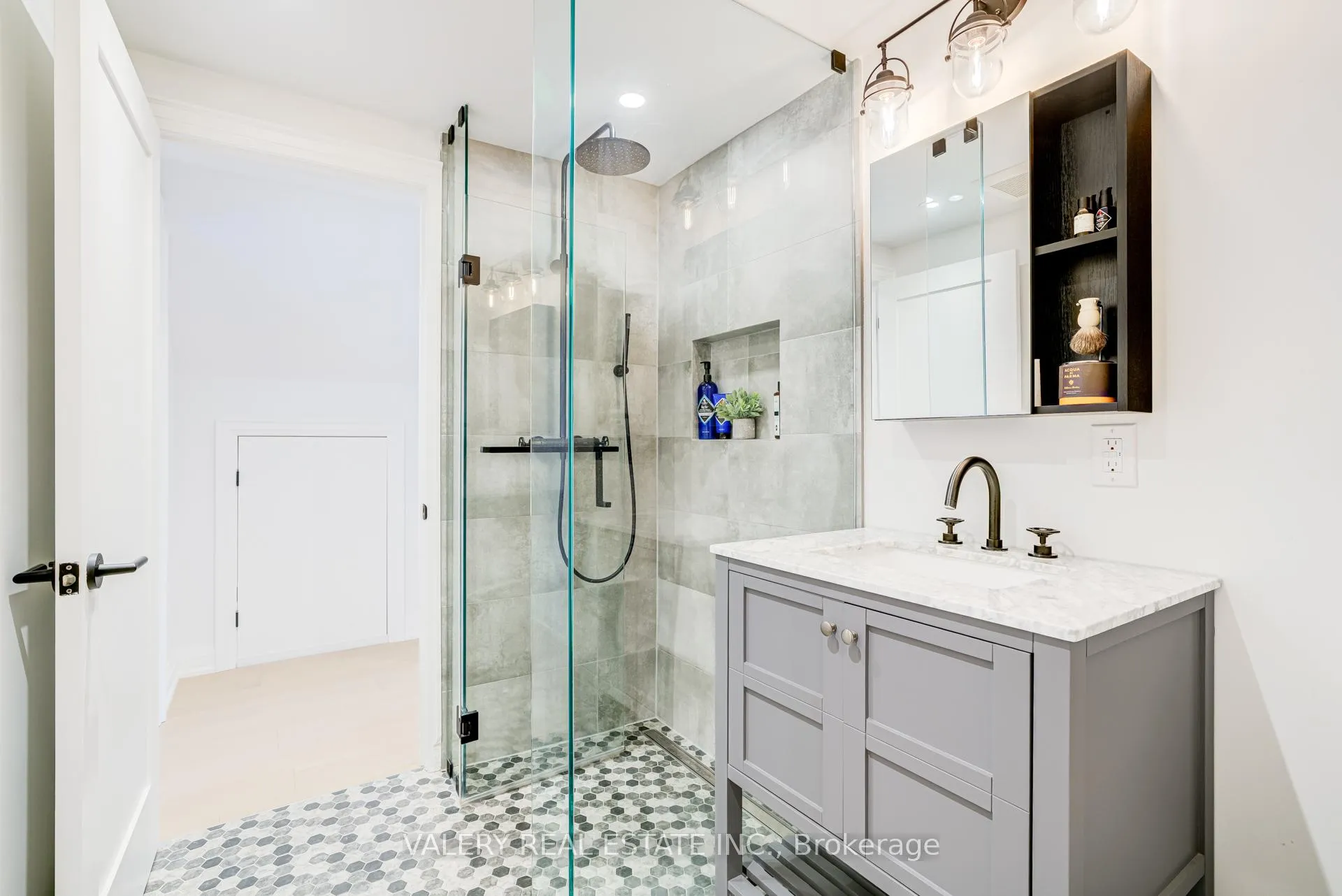 Photo 33 of 21 Avon Park Drive, Etobicoke, Stonegate-Queensway — HOMEH