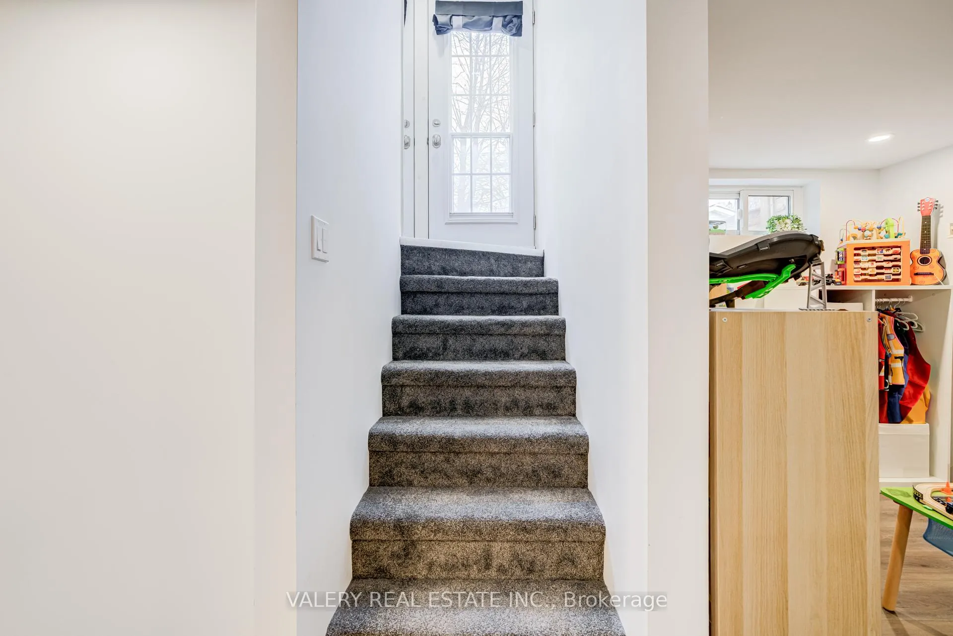 Photo 34 of 21 Avon Park Drive, Etobicoke, Stonegate-Queensway — HOMEH