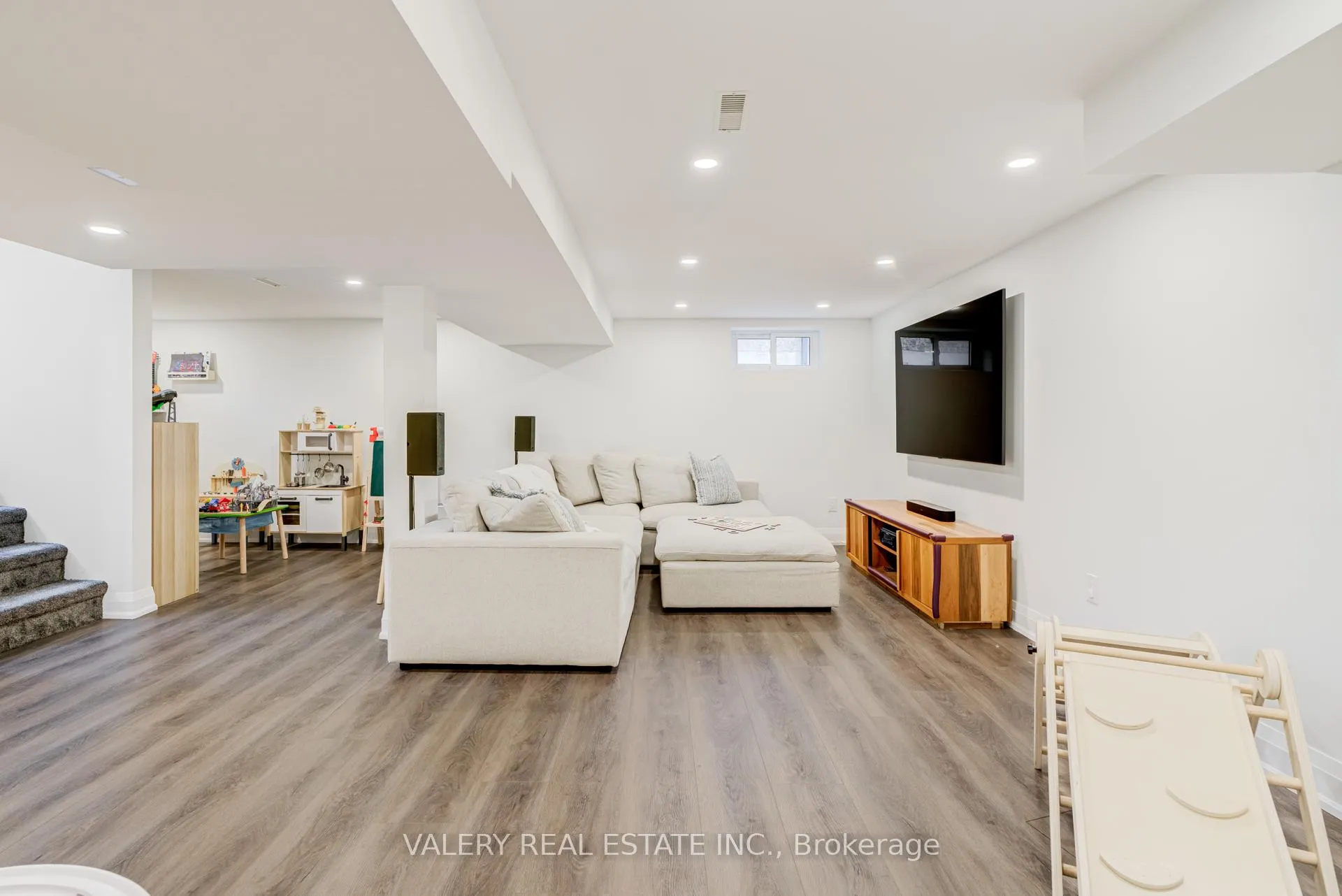 Photo 35 of 21 Avon Park Drive, Etobicoke, Stonegate-Queensway — HOMEH