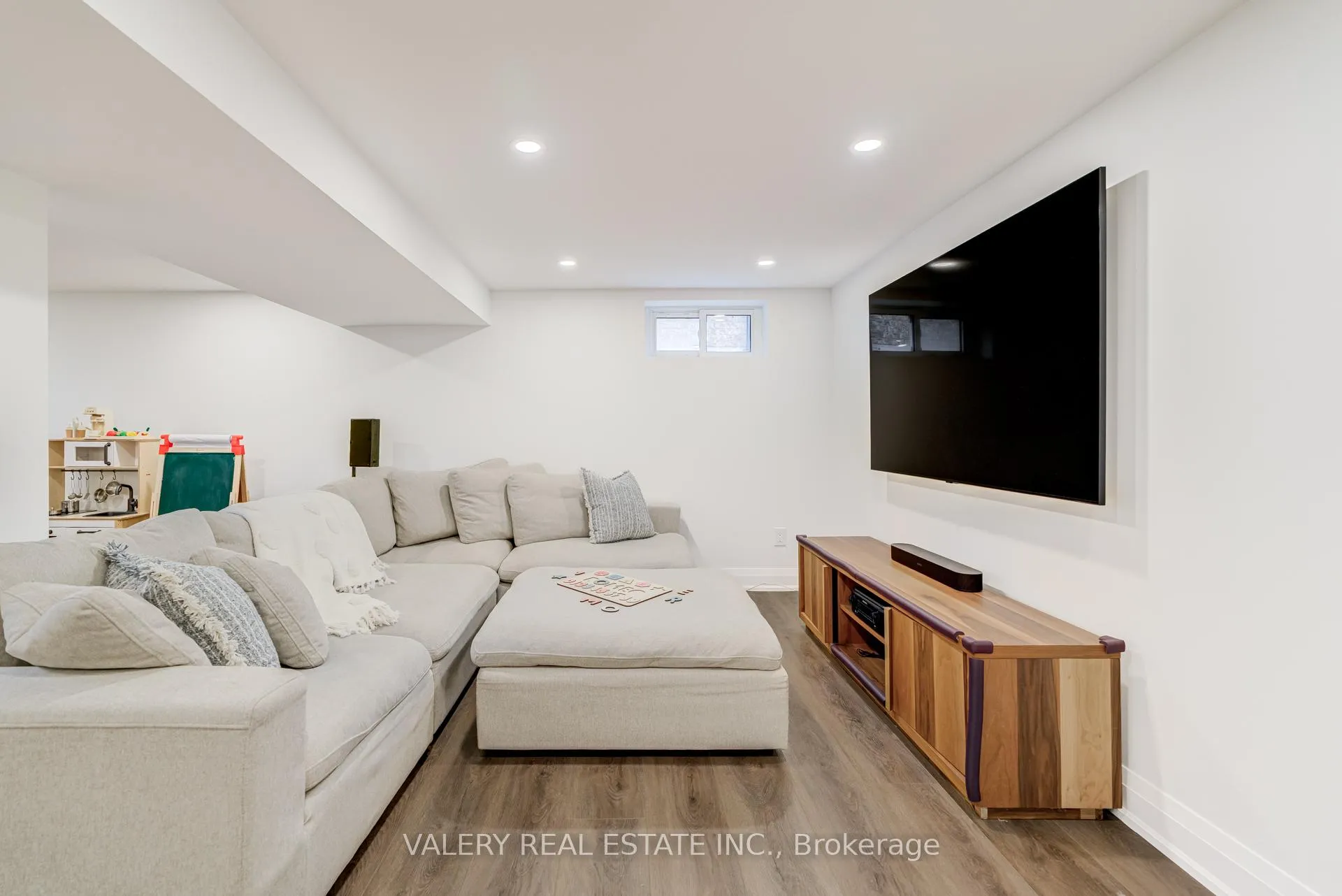 Photo 36 of 21 Avon Park Drive, Etobicoke, Stonegate-Queensway — HOMEH