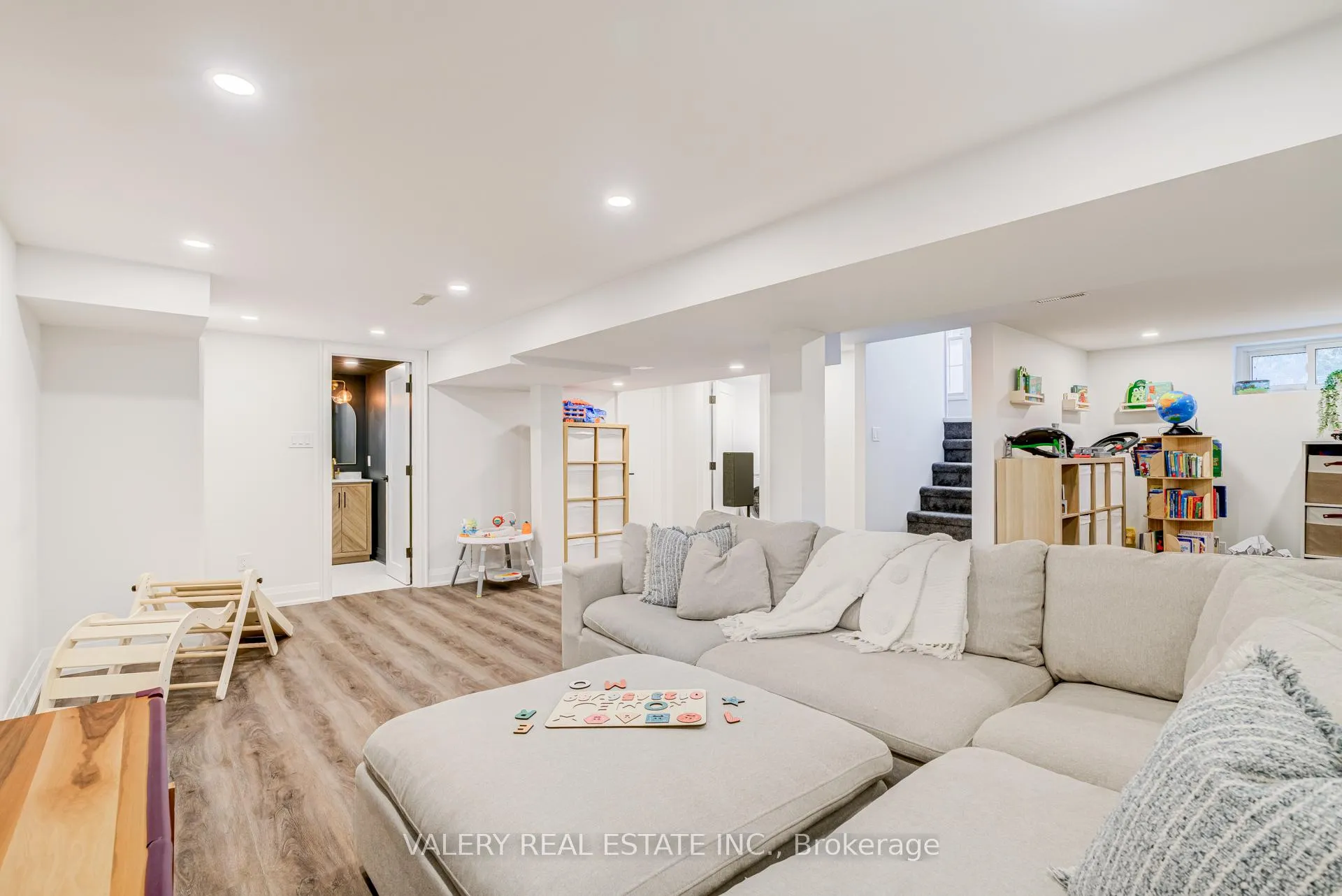 Photo 38 of 21 Avon Park Drive, Etobicoke, Stonegate-Queensway — HOMEH