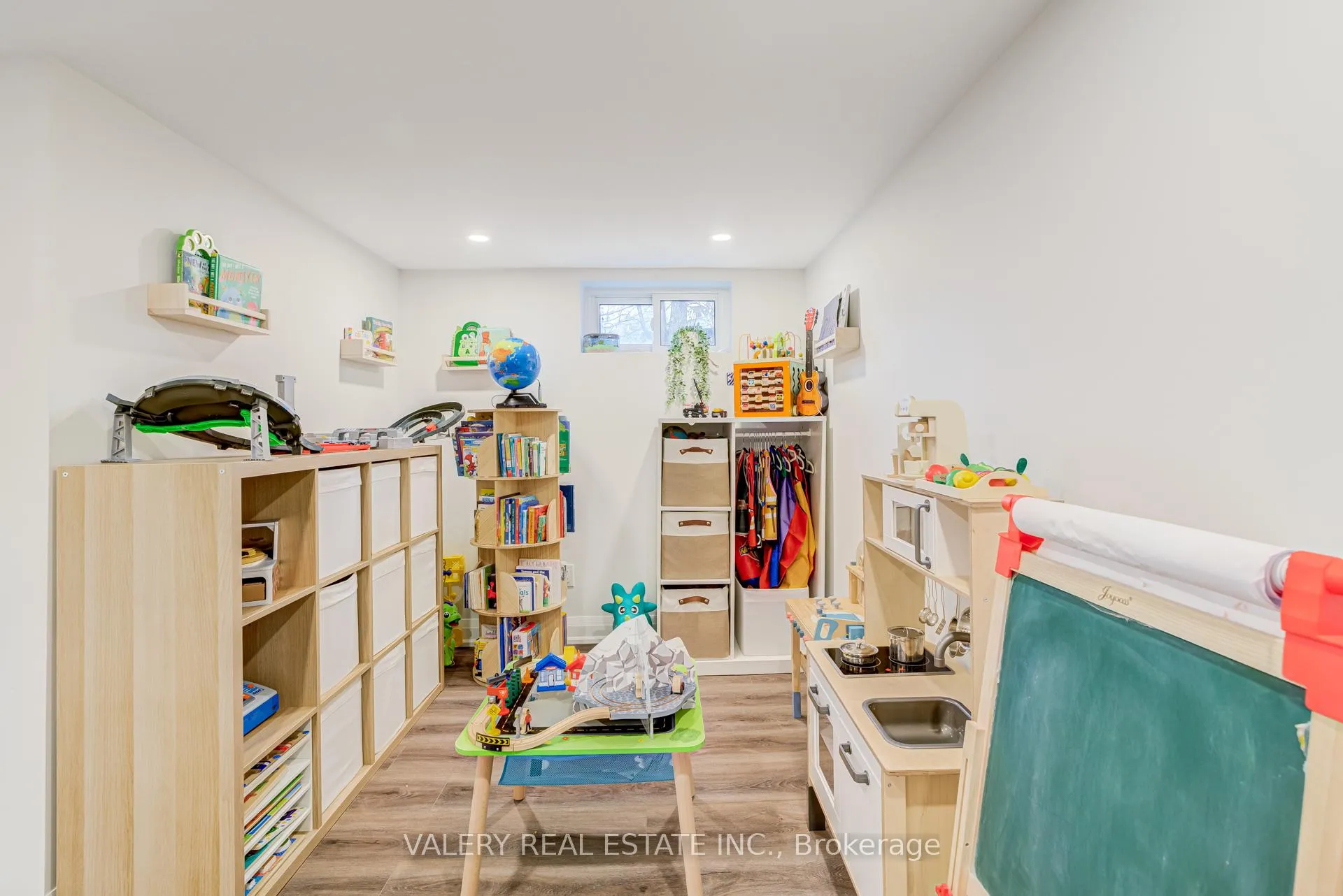 Photo 39 of 21 Avon Park Drive, Etobicoke, Stonegate-Queensway — HOMEH
