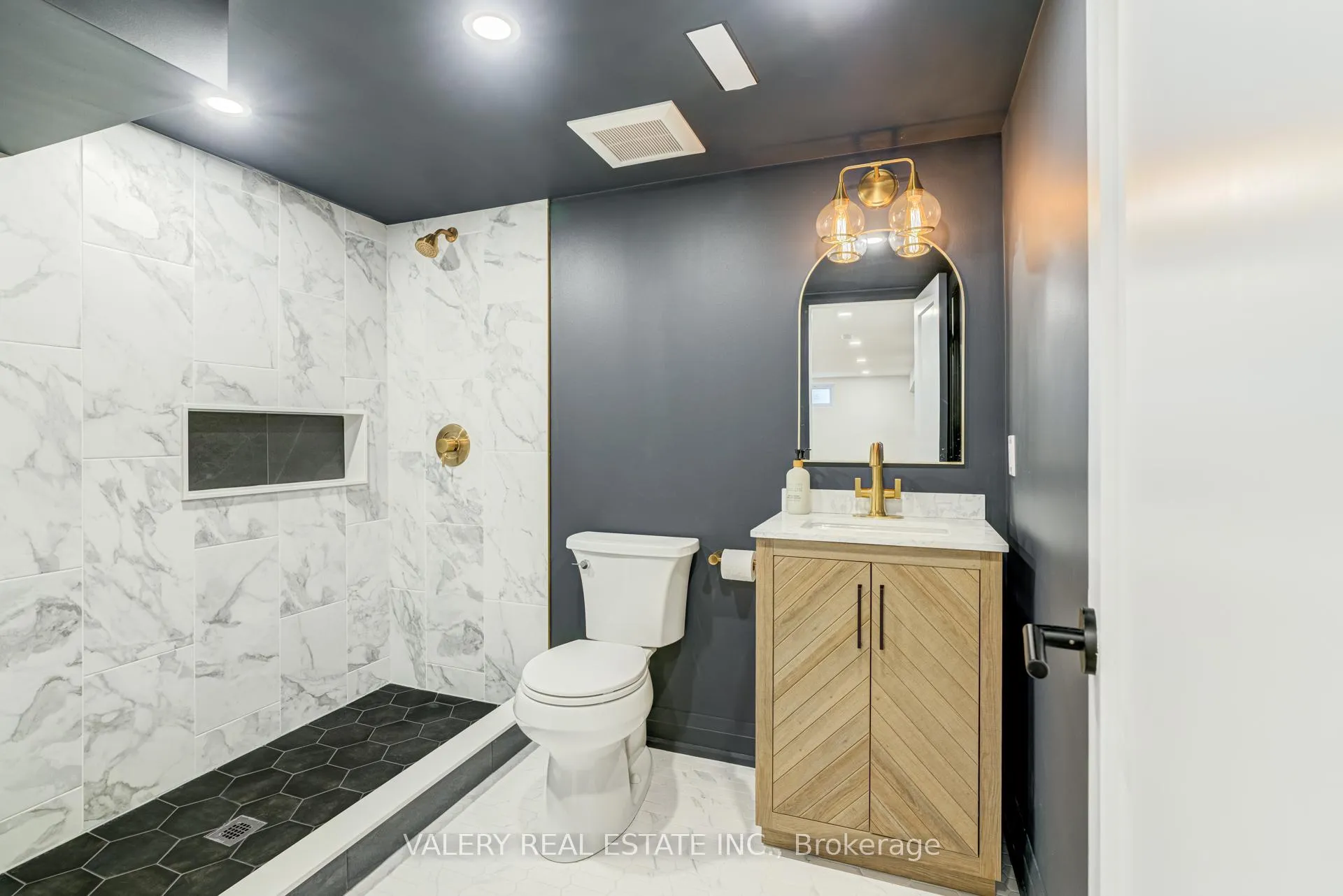 Photo 40 of 21 Avon Park Drive, Etobicoke, Stonegate-Queensway — HOMEH
