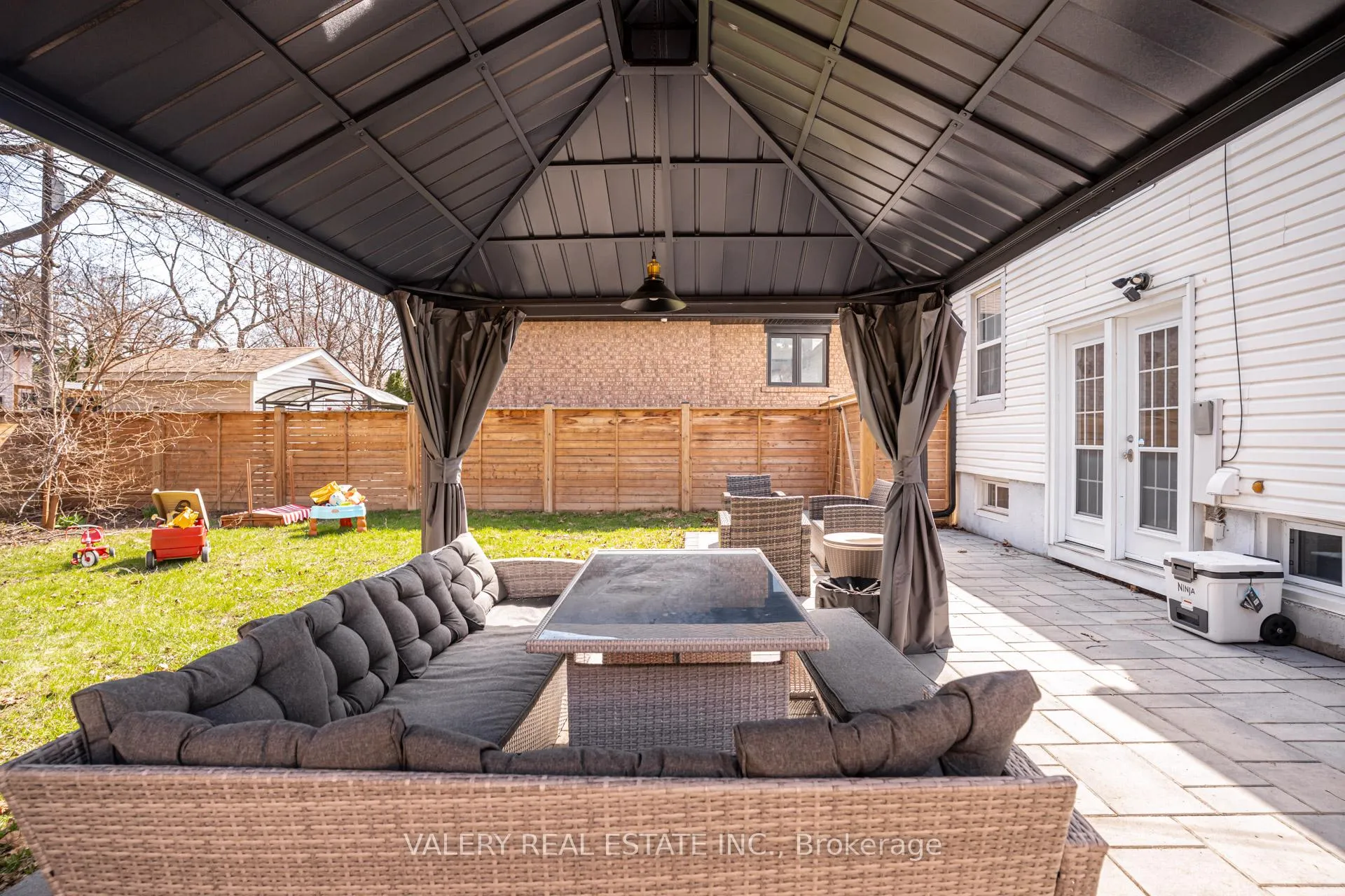 Photo 47 of 21 Avon Park Drive, Etobicoke, Stonegate-Queensway — HOMEH